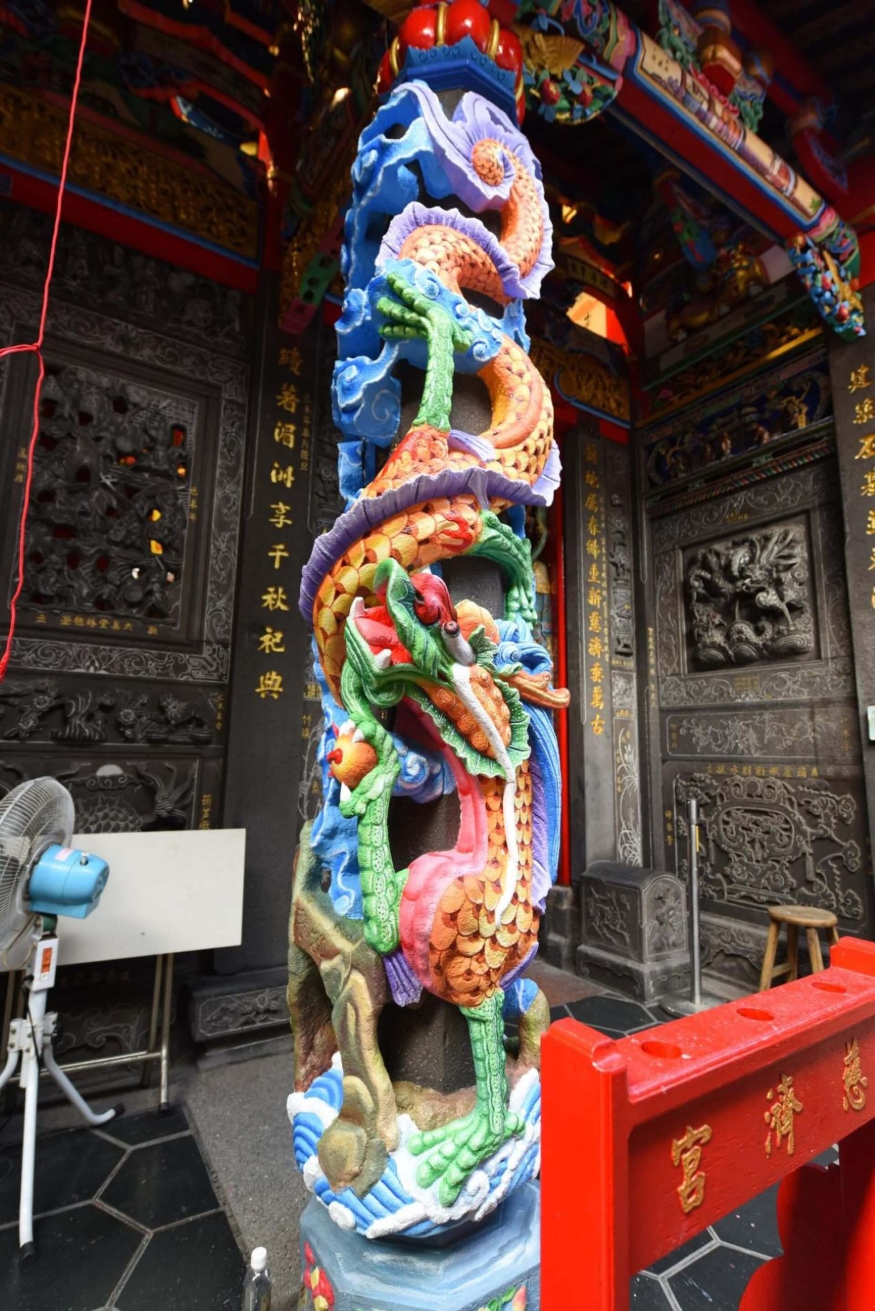 彩繪後呈現七彩造型的水泥漆龍柱。（攝影／蕭文杰）