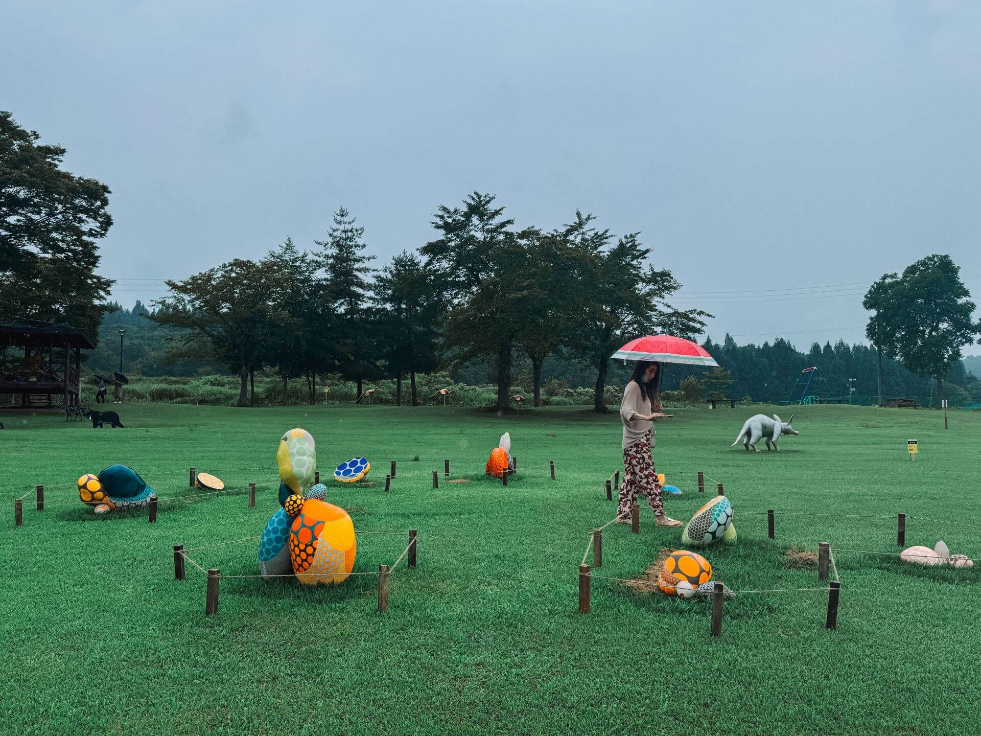 本屆許多戶外新作集中在川西的中鄉綠色公園，廣闊的草坪上佈滿各種裝置和雕塑。（攝影／朱仲文）