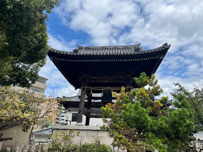 江戶時期 大念佛寺的鐘樓為四柱單層造型，與《元興寺緣起》雷同。（攝影／詹佩瑜）