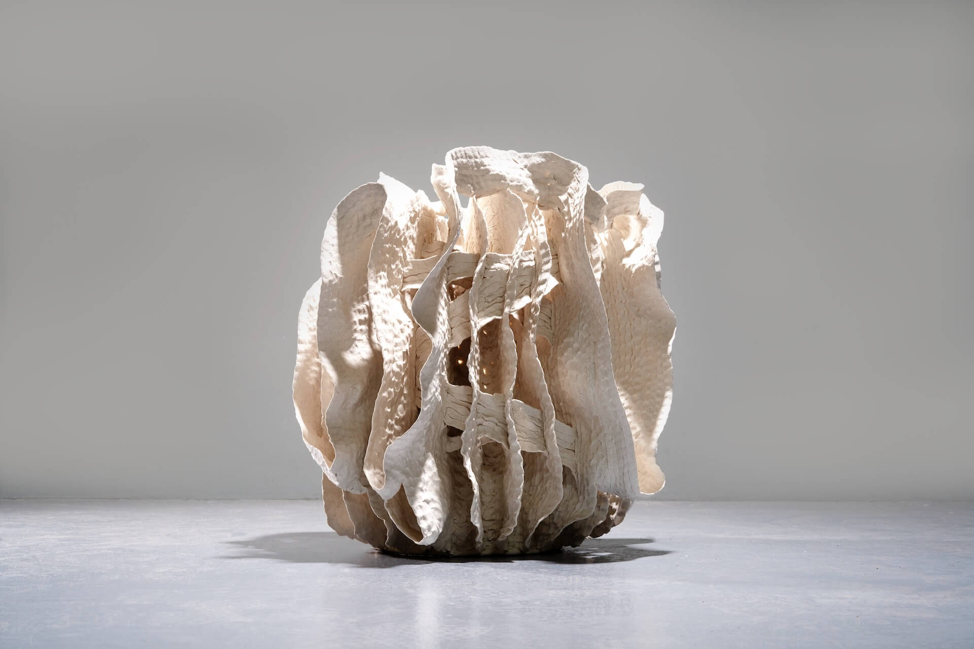 徐永旭，〈2020-12〉，瓷土，58×60×55cm，2020。（弎畫廊提供）