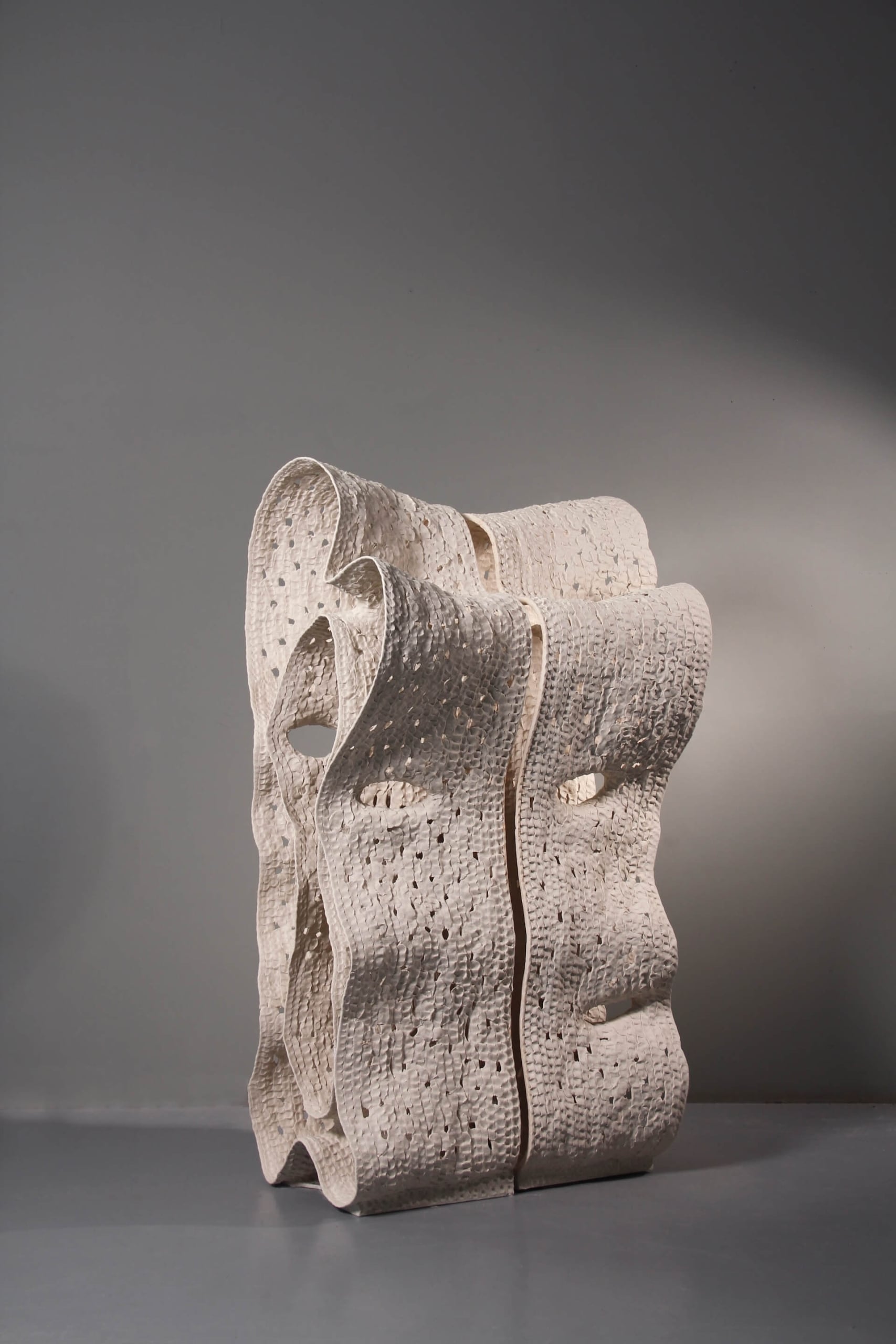 徐永旭，〈2023-22〉，瓷土，171×96×73cm，2023。（弎畫廊提供）