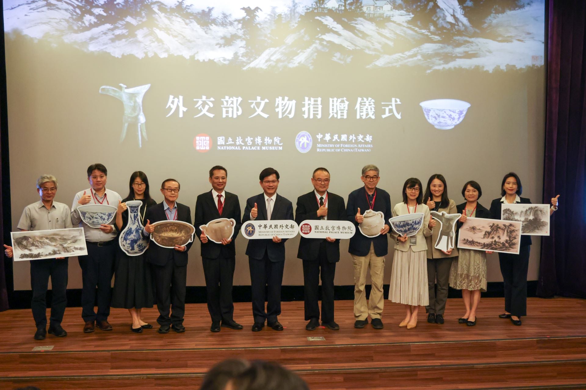 故宮蕭宗煌院長(右6)、外交部林佳龍部長(左6)、秘書處洪振榮處長(左5)與故宮團隊合影。（國立故宮博物院提供）