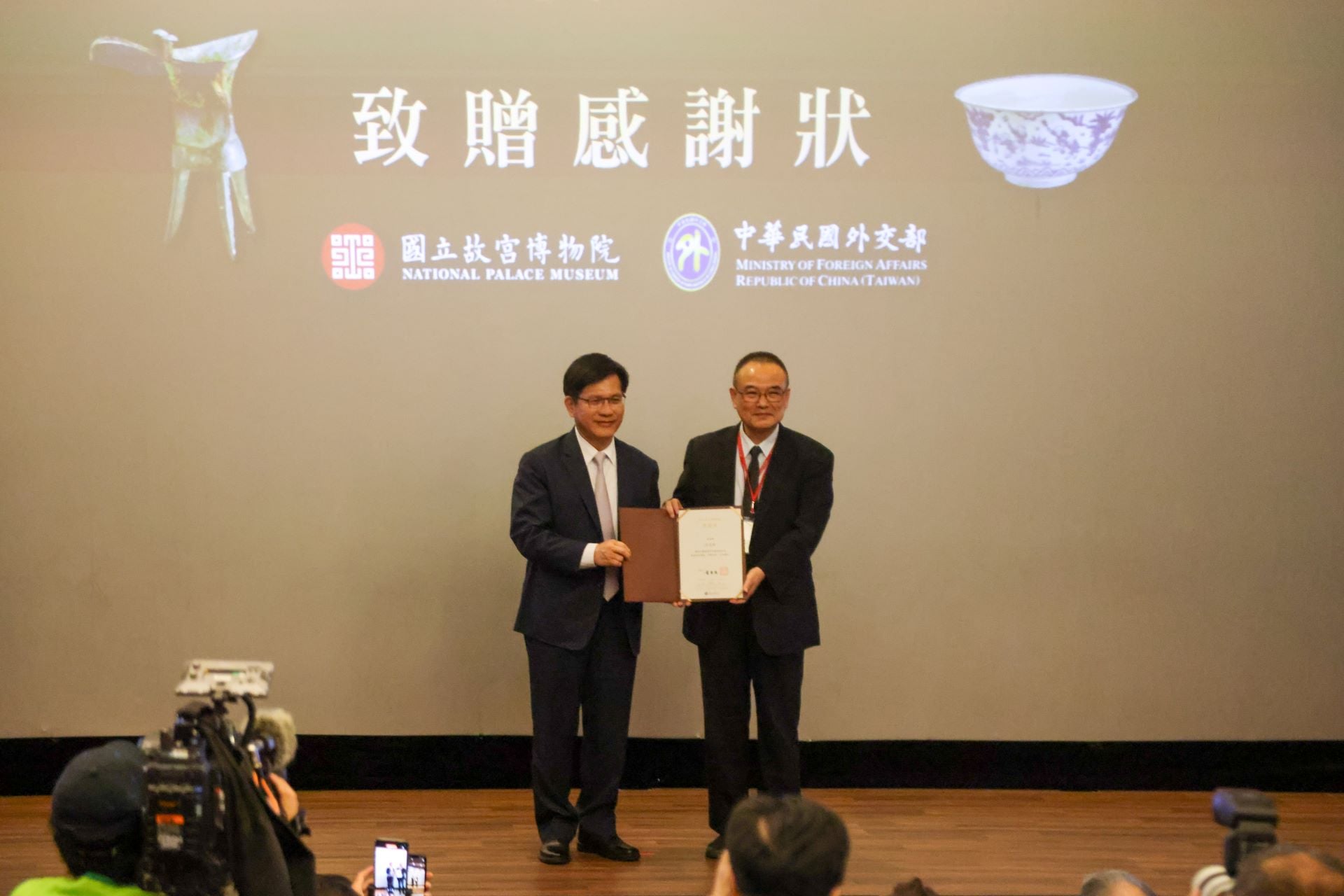 林佳龍部長(左)代表外交部捐贈故宮12件文物，故宮蕭宗煌院長(右)回贈感謝狀。（國立故宮博物院提供）