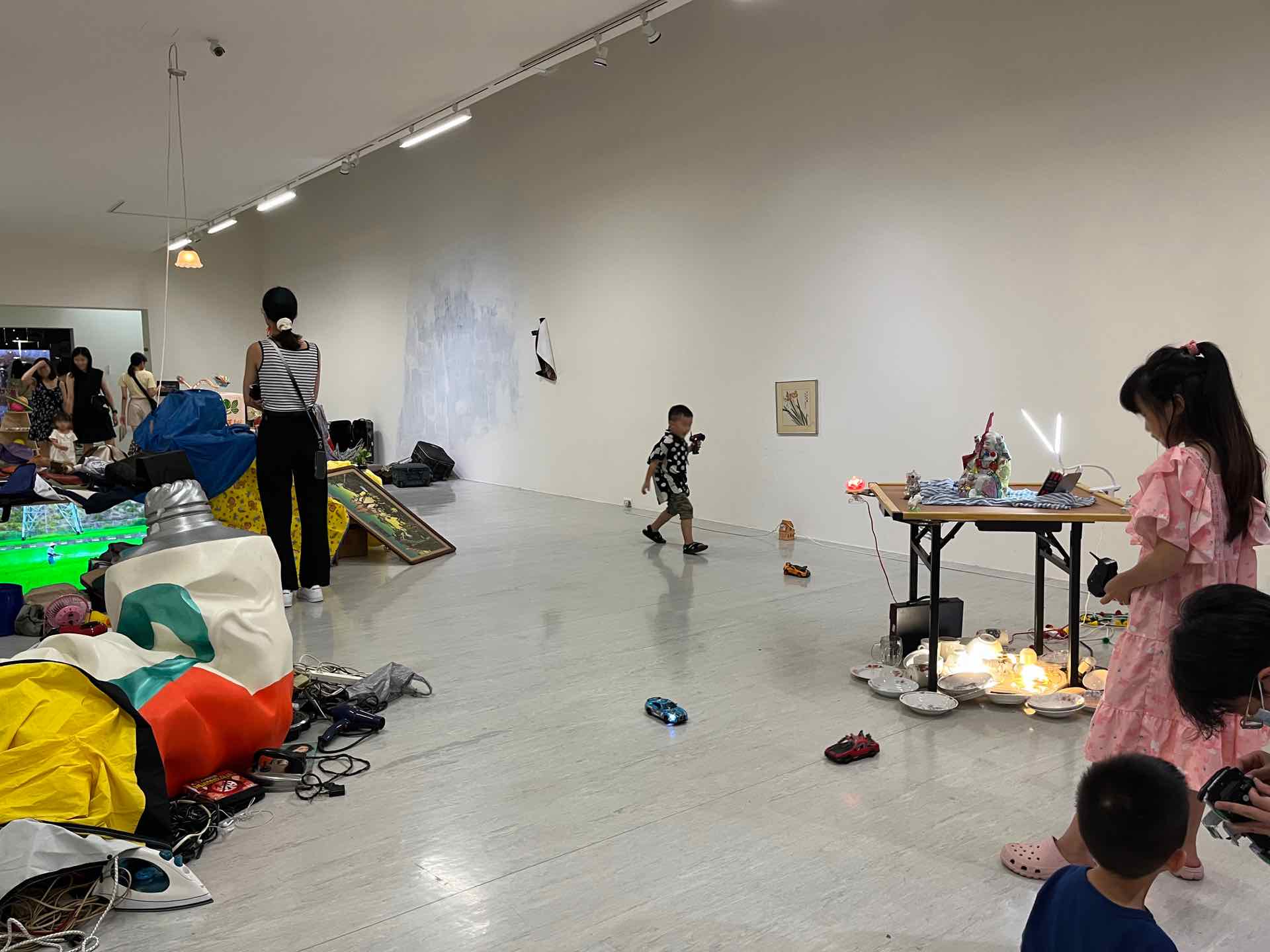 當模型一般的作品，成為另一種小小國，而我們變成所謂的巨人之後，又將喚起什麼樣的感受呢？