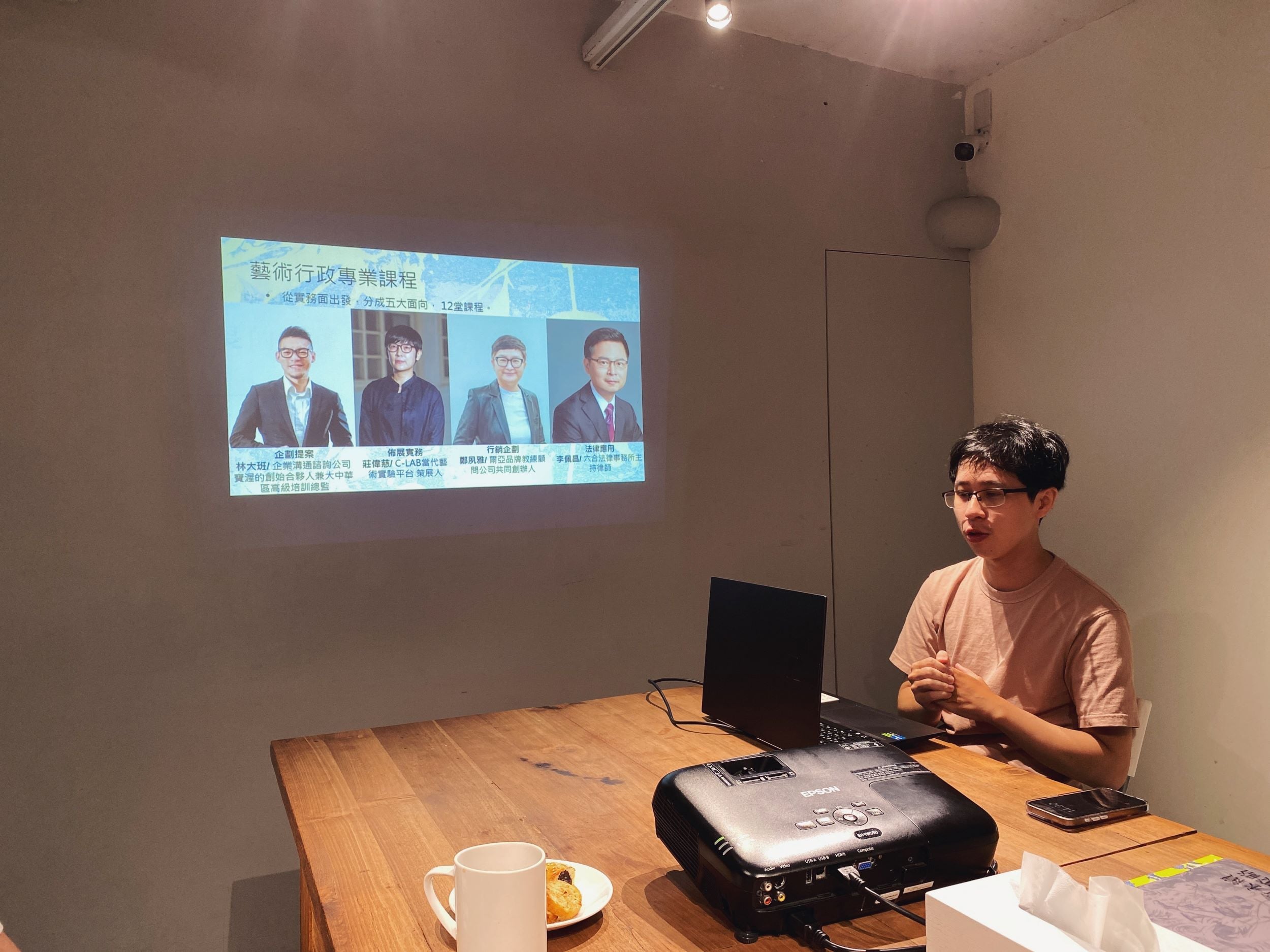 除了獲選者之外，有興趣的藝術工作者皆可報名付費參加藝術行政人才培力講座。圖為視盟團隊成員介紹講座課程名單。（攝影／陳晞）