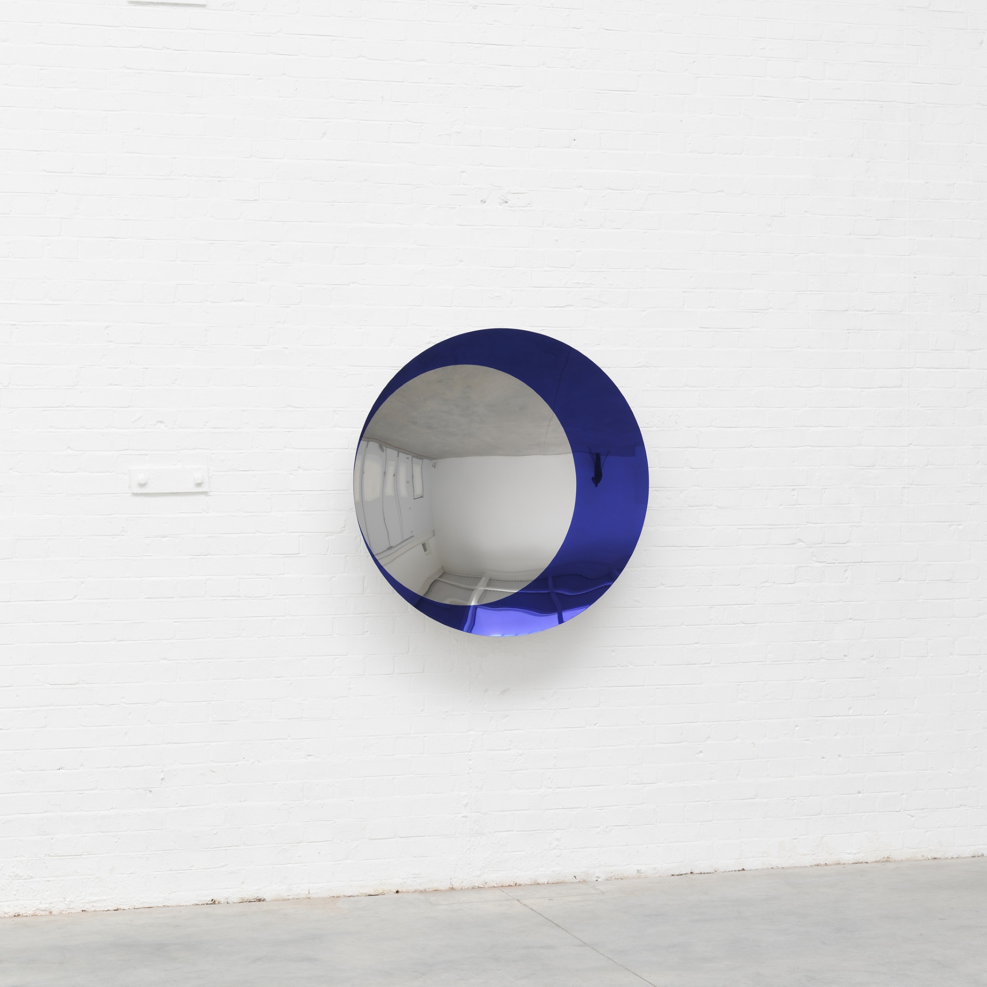 安尼施.卡普爾(Anish Kapoor),《月之鏡》(Moon Mirror),2014年,不鏽鋼、亮光漆(Stainless steel and lacquer),直徑114 cm. Presented by Galleria Mass…