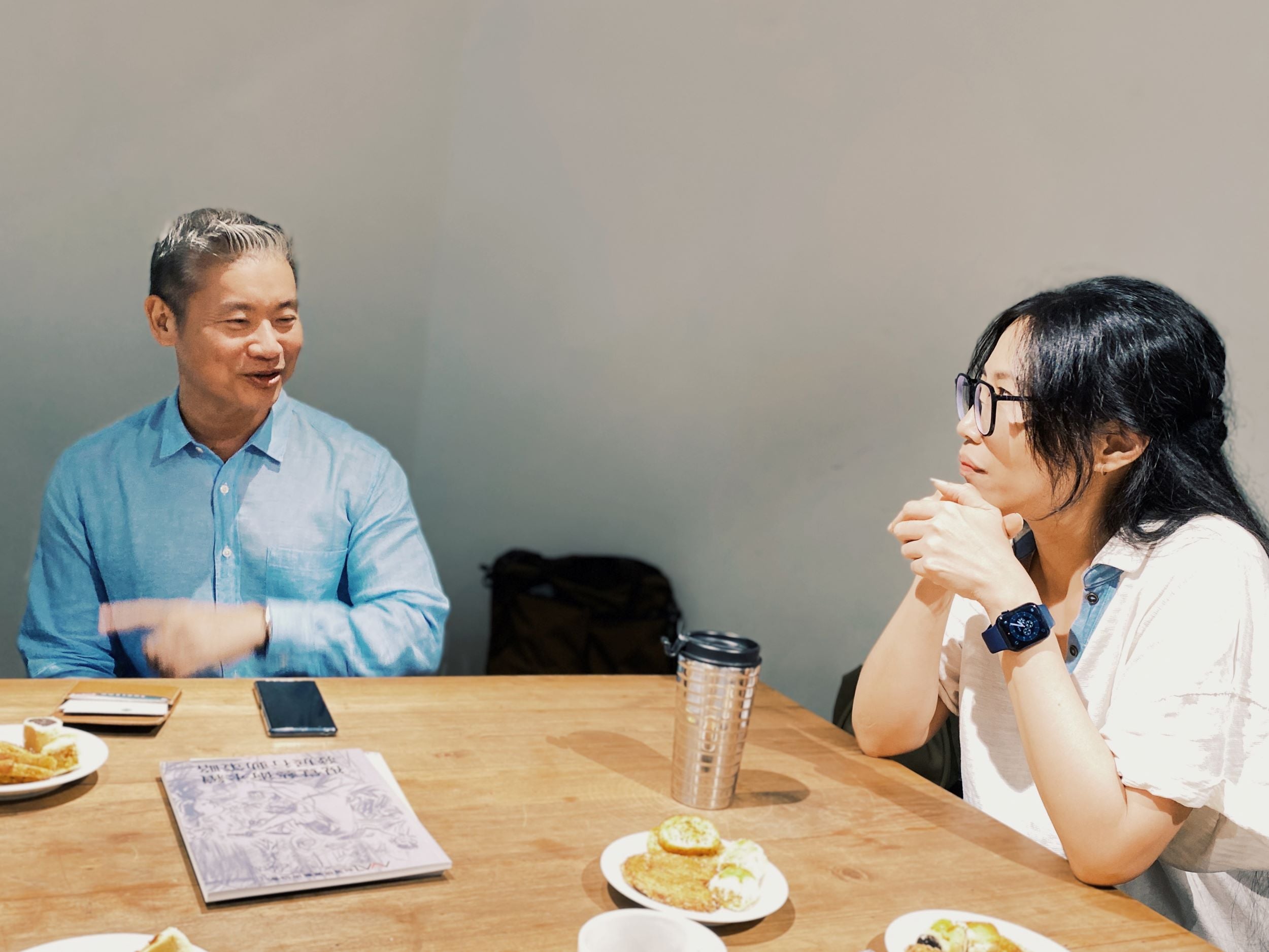 身為藝術中生代的侯玉書與何孟娟，都承繼著上一代對藝術環境的使命，如今在協會組織與基金會的兩種體制內角度，思考著如何為下一代的藝術環境做出改變。圖為（左起）侯玉書與何孟娟。（攝影／陳晞）