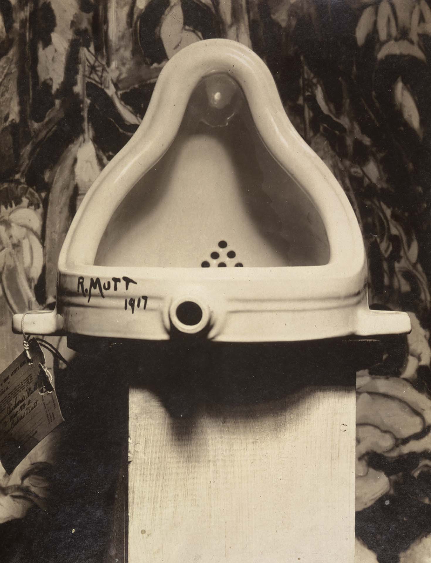 馬塞爾．杜象的《泉》，由阿爾弗雷德．斯蒂格利茨（Alfred Stieglitz）於1917年拍攝於291畫廊。（Public Domain）