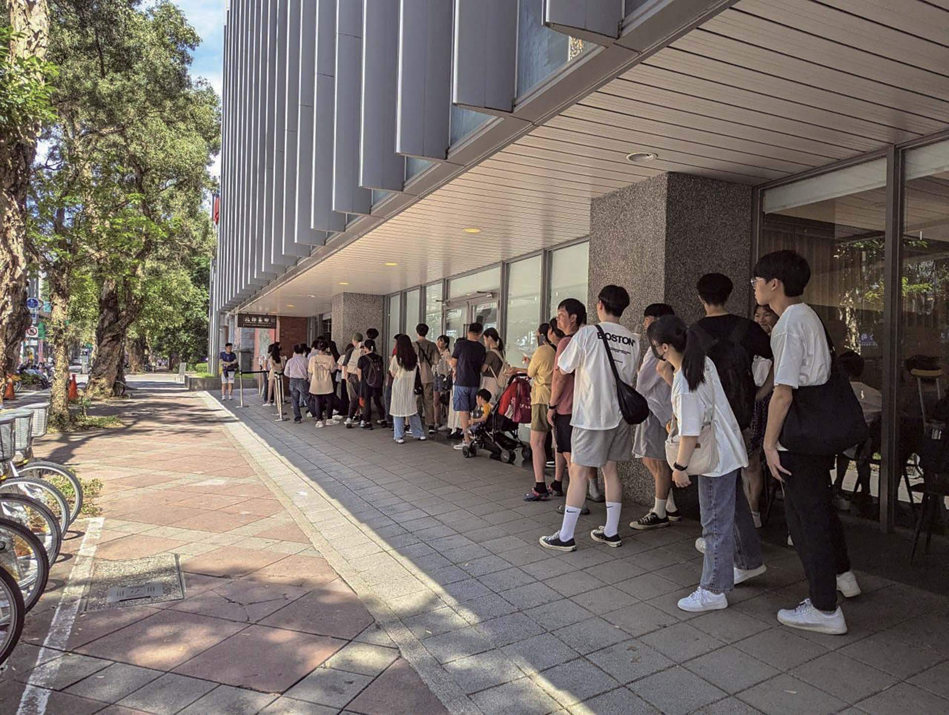 北師美術館「戰鬥之城．終」排隊人潮。（本刊資料室）