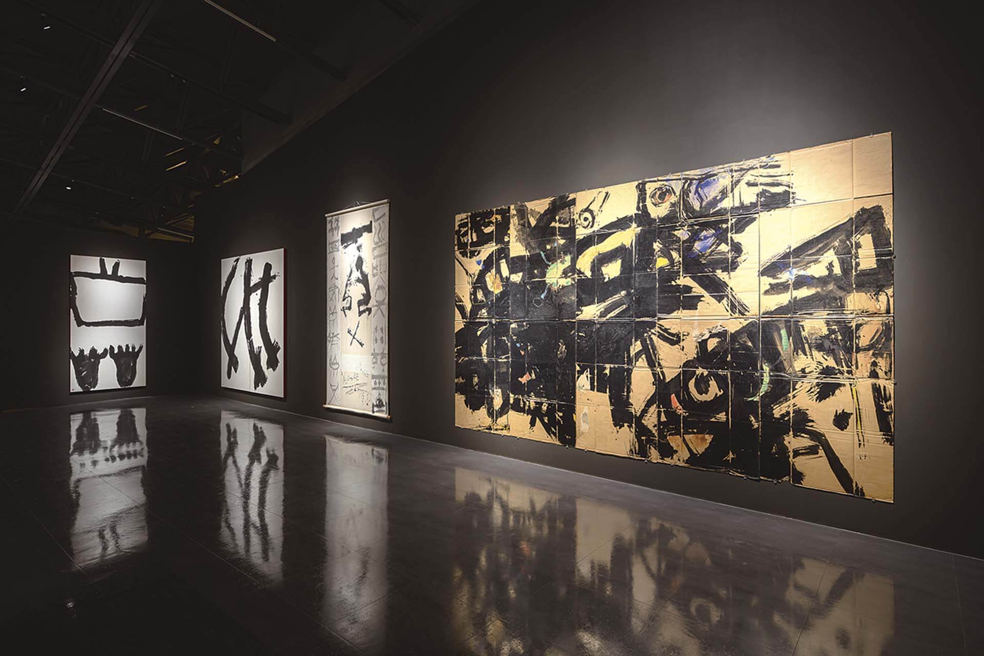 「美術館裡的『書』：韓國現當代書藝展」展覽一隅。（橫山書法藝術館提供）