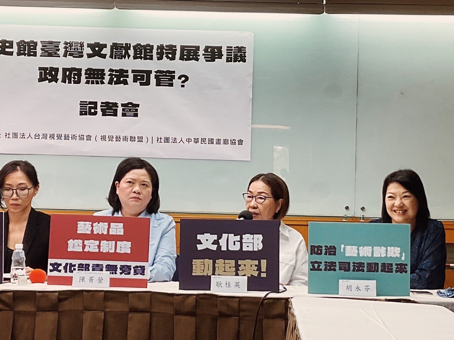 耿桂英難掩憤慨地表示，臺灣對於前輩藝術家的作品沒有足夠嚴謹的法律制度，使臺灣變成了山寨藝術的天堂。（攝影／陳晞）