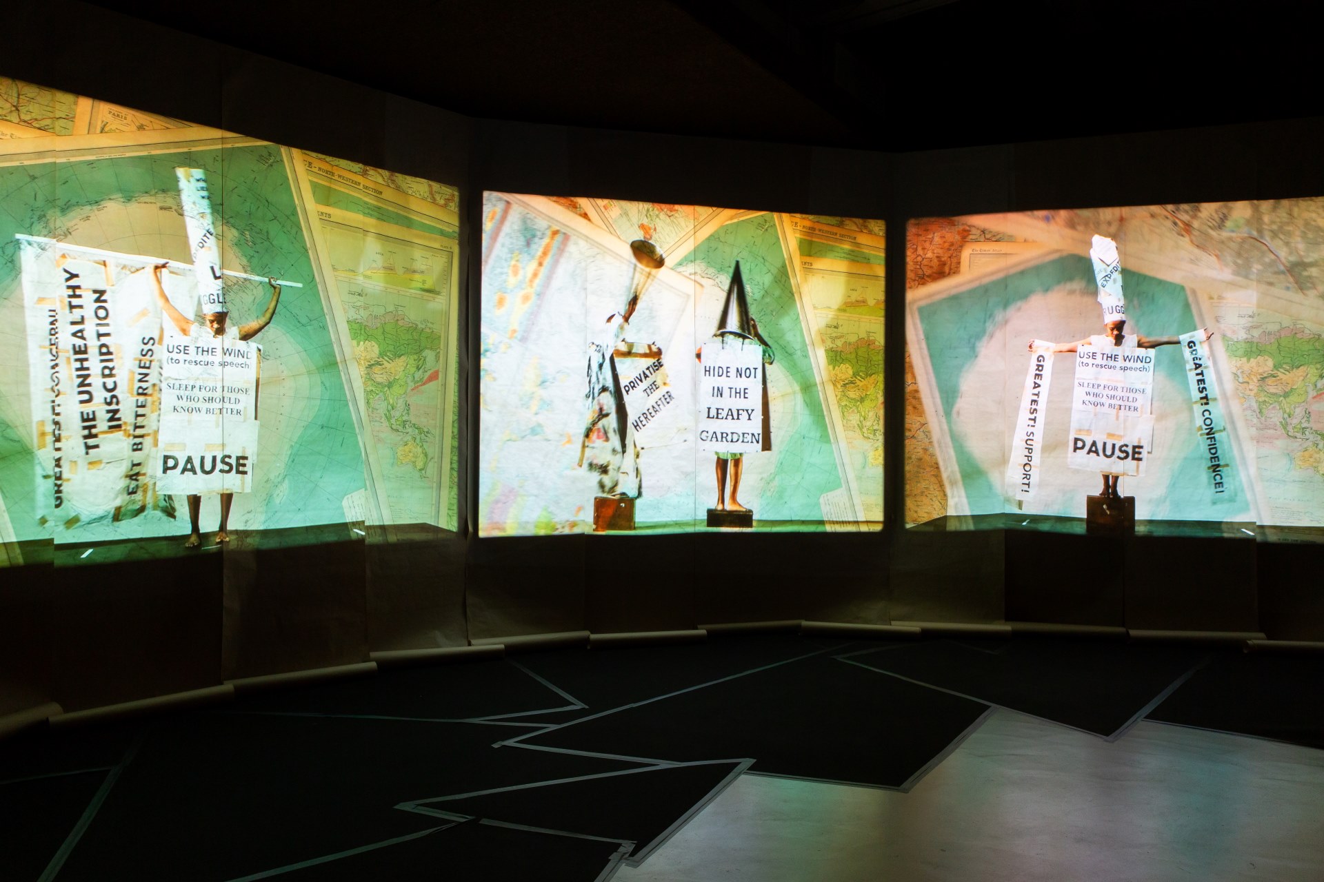 《樣板戲札記》展出於「威廉．肯特里奇」展場一隅。（臺北市立美術館提供）