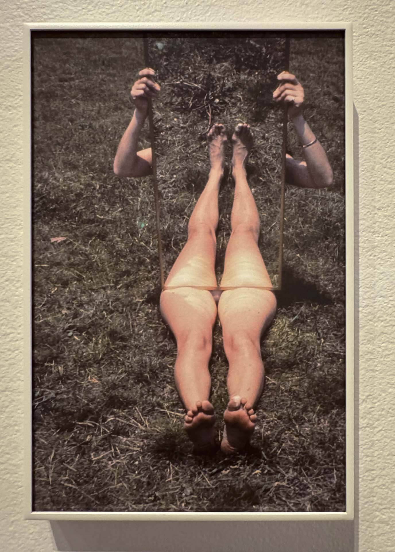 展演側寫攝影作品《鏡子之一》（Mirror Piece I），巴德學院，紐約，1969。（攝影／柯念璞）