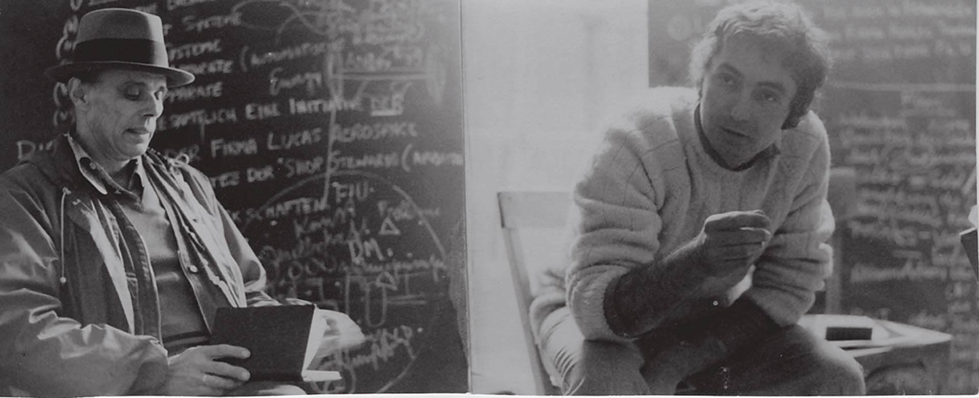 約瑟夫.波伊斯(Joseph Beuys)與米海.奧洛斯(Mihai Olos)1973年9月30日拍攝於吉森大學(University of Giessen)。 (Public Domain)