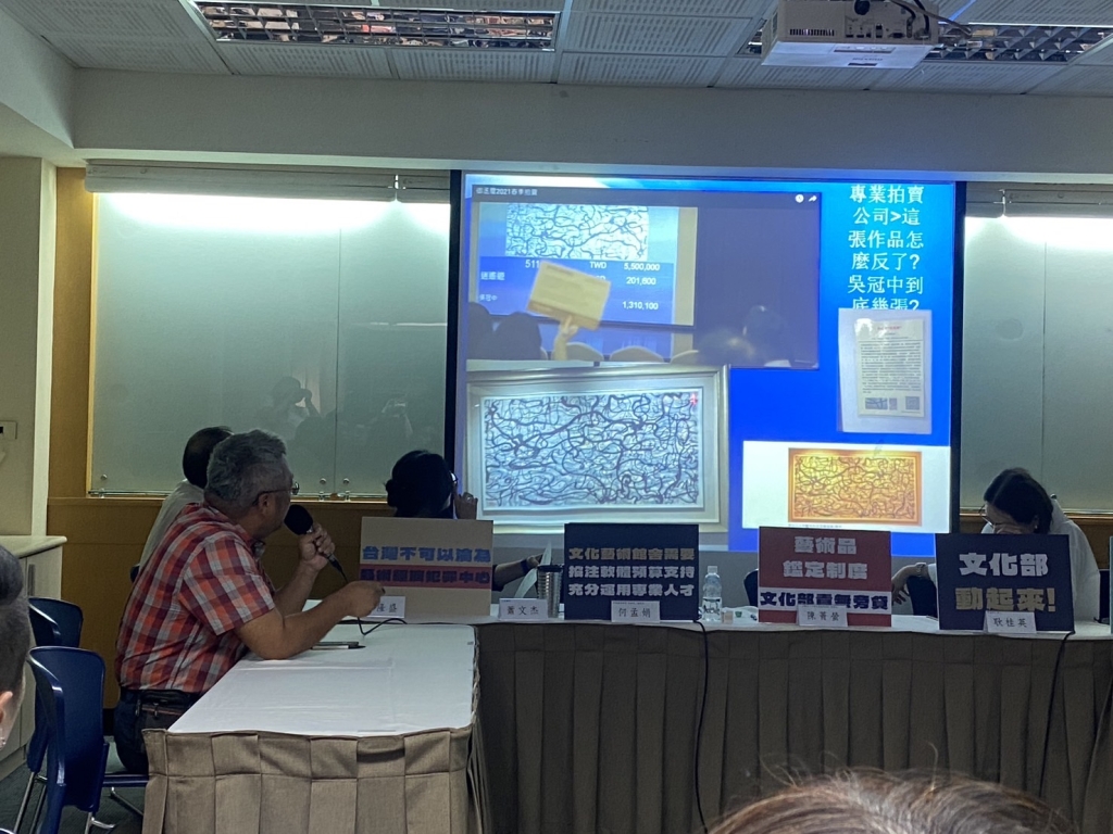 文資學者蕭文杰自製簡報質疑文物鑑定書的可信度。（攝影／朱佑霖）