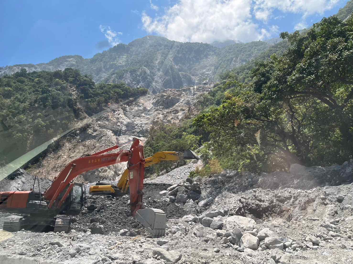 震後至今逾四個月，花蓮的交通陸續恢復，蘇花公路因施工採取分段式通車。圖為清運中的蘇花公路坍方路段。攝影／陳思宇