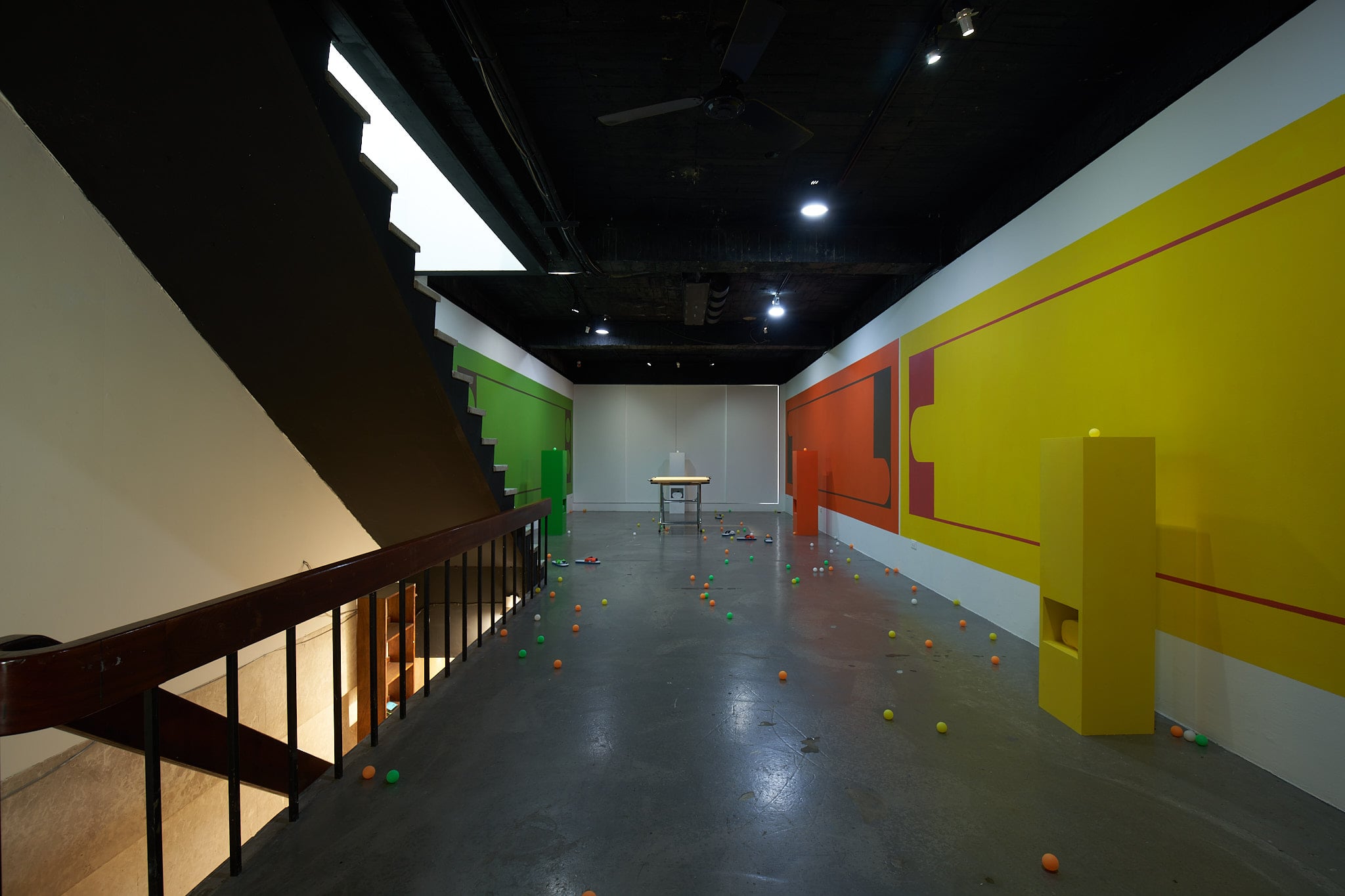 「How Do You Do」在展覽中試圖喚起的「賭性」，實則是建置一場無限延遲欲望、取消目的性，卻仍如孩童般意願相遇的遊戲。圖為尹子潔個展「How Do You Do」展場。（沈裕融提供）