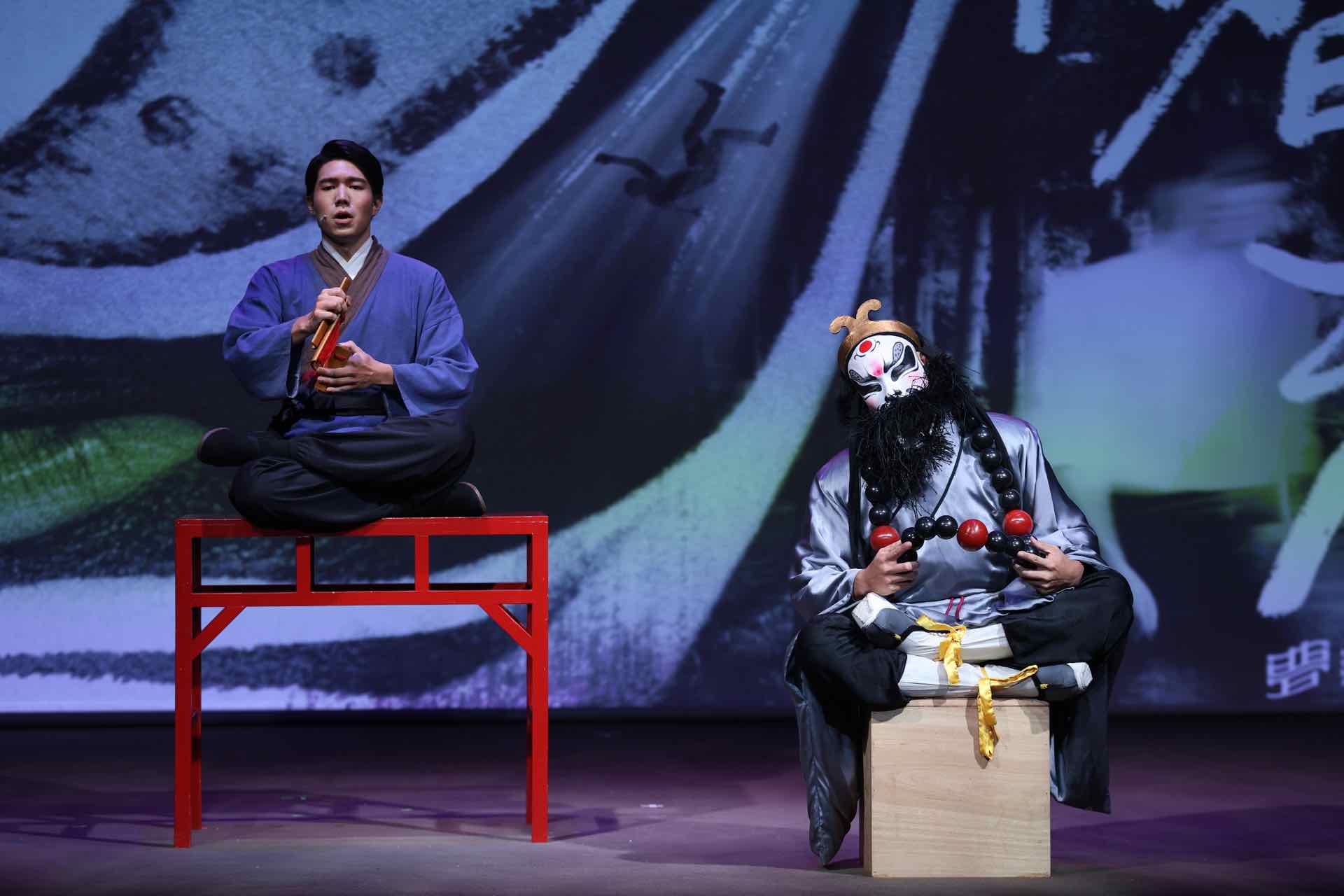 千流製作《洒家智深》山裡佛寺的智真長老帶著魯智深念經。