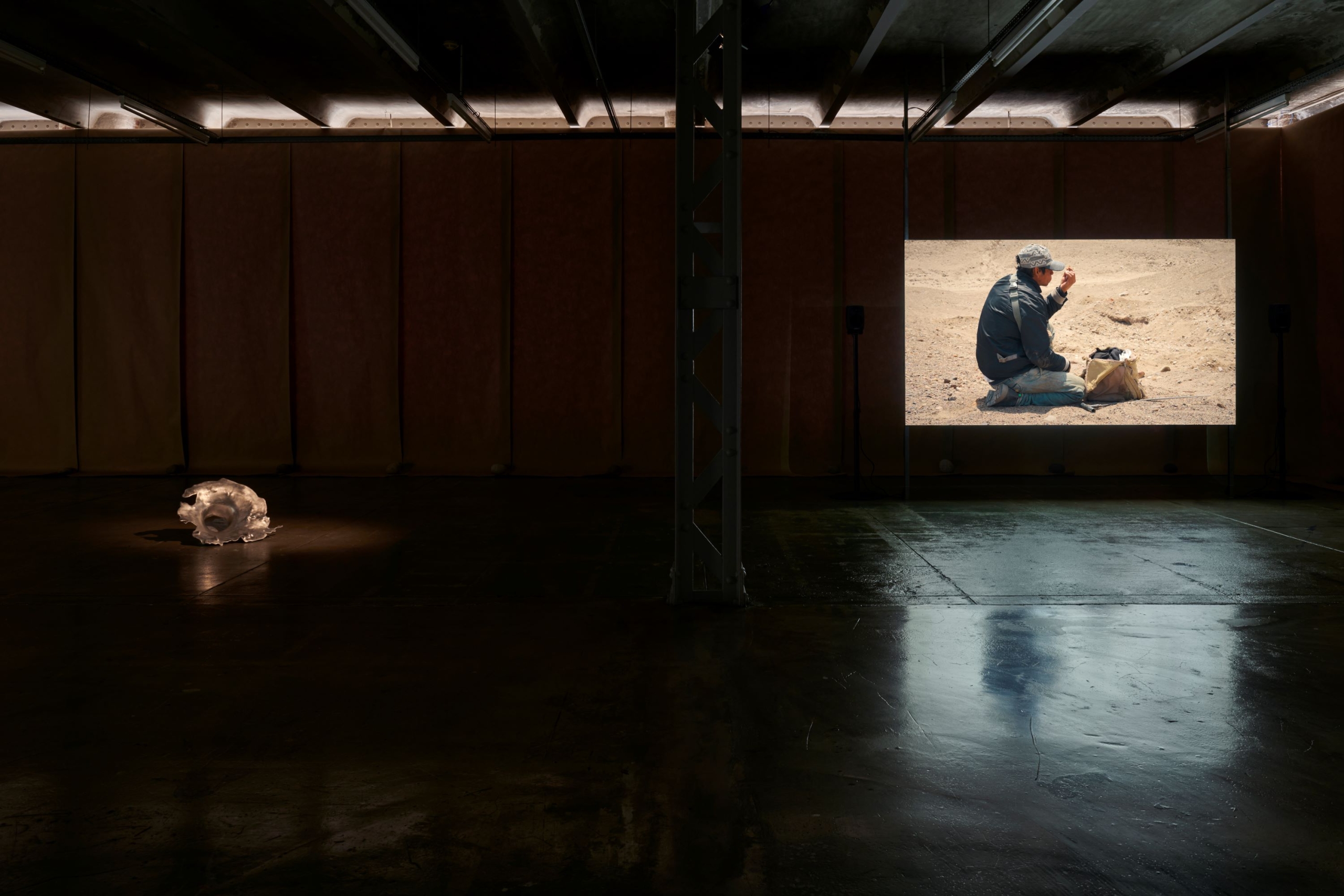 「LA HUACA PLEURE 瓦卡哭泣」展場一隅。（攝影／ Marc Domage、le Crédac）