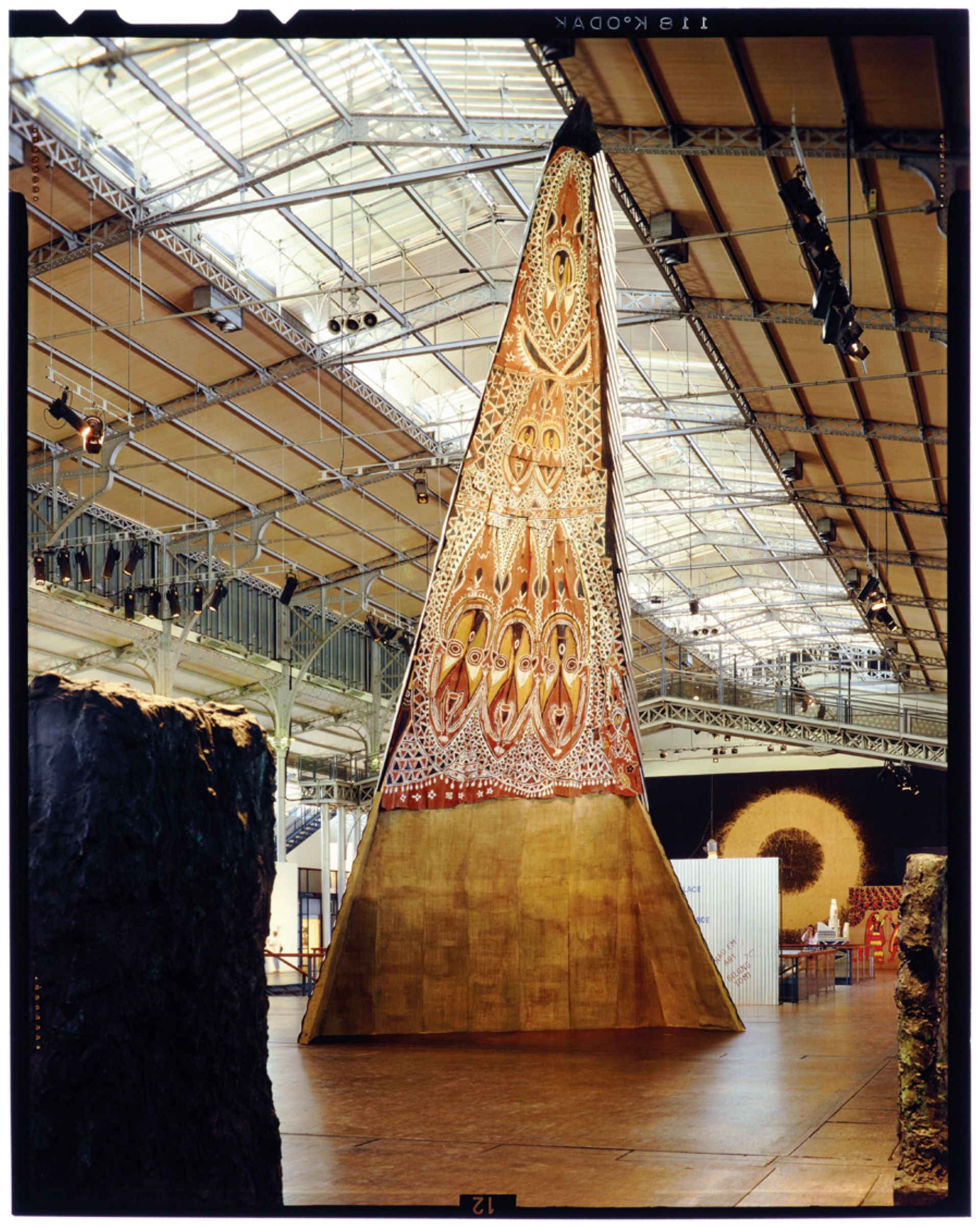 奈拉．強布魯克（Nera Jambruk）的儀式之屋聳立於展場之中。（© Pompidou Centre, Paris）