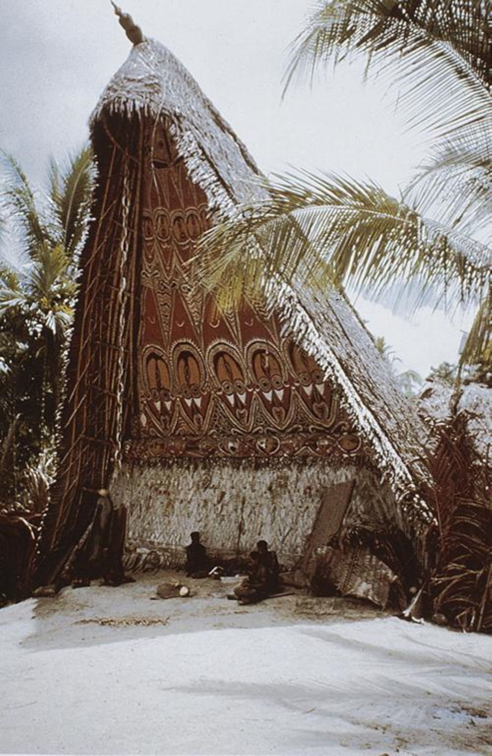 阿貝蘭（Abelam）的儀式之屋於部落中的真實樣貌。（ancientarthistory）