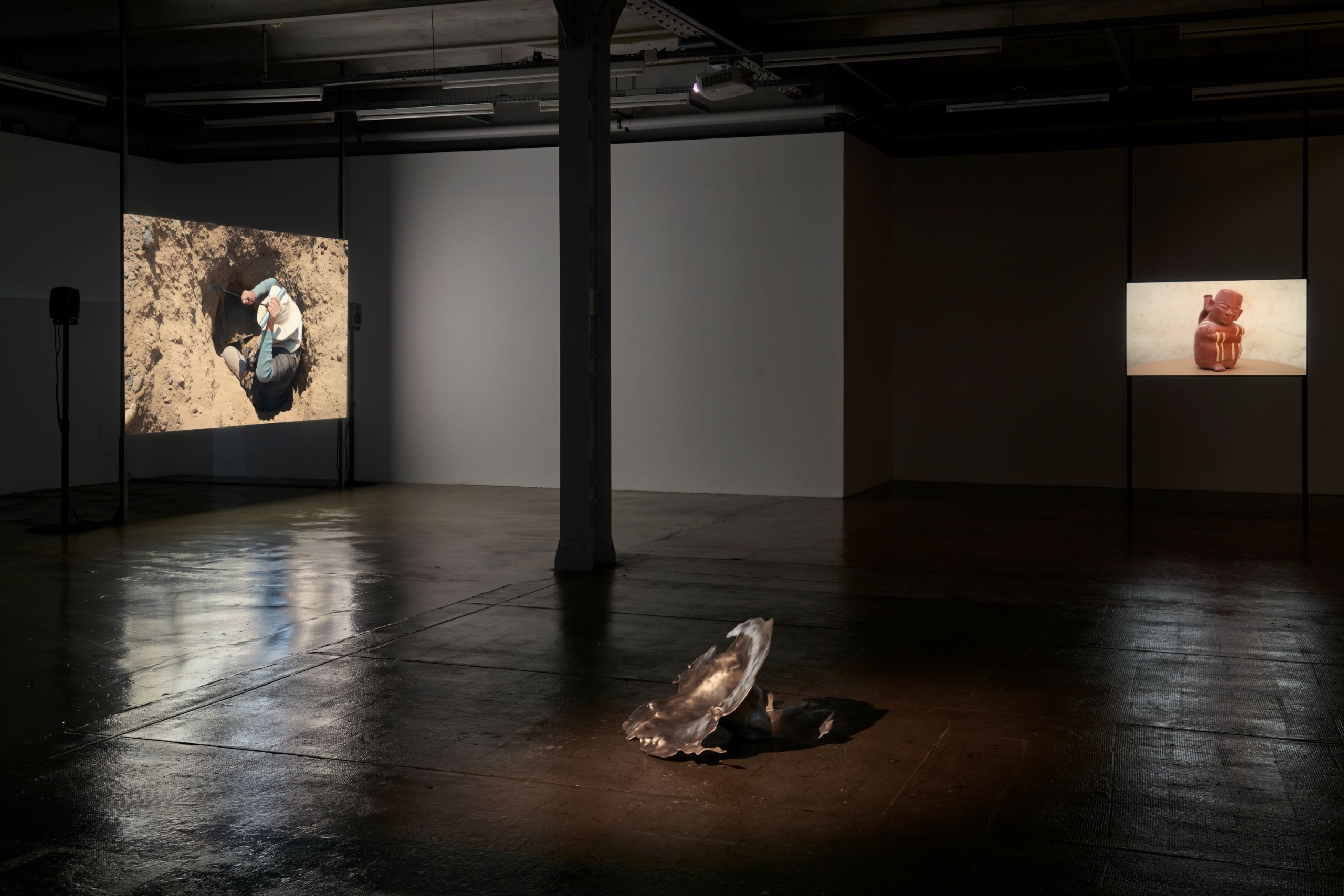 「LA HUACA PLEURE 瓦卡哭泣」展場一隅。（攝影／ Marc Domage、le Crédac）