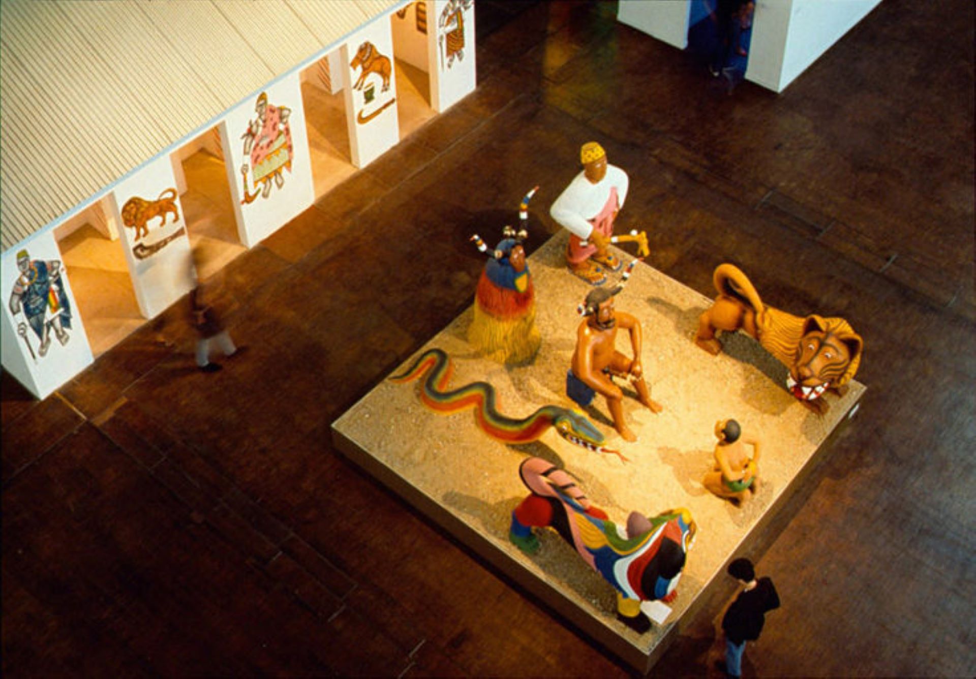 賽普利恩．多庫達巴（Cyprien Tokoudagba）於「大地魔術師」中展出的作品，1989 年。（©grande Halle de la Villette）