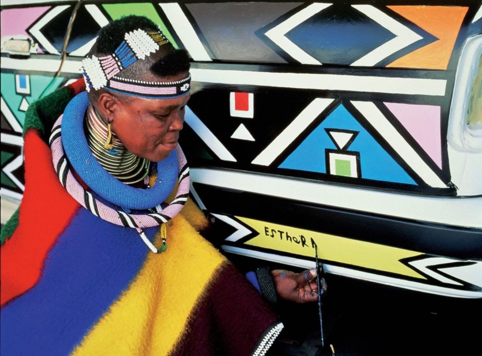 南非藝術家宜斯特．馬蘭谷（Esther Mahlangu）。（©wikipedia）