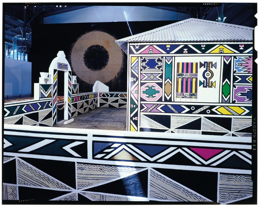 「大地魔術師」展場直接展出了由宜斯特．馬蘭谷所繪製的家屋，1989 年。（© Pompidou Centre, Paris）