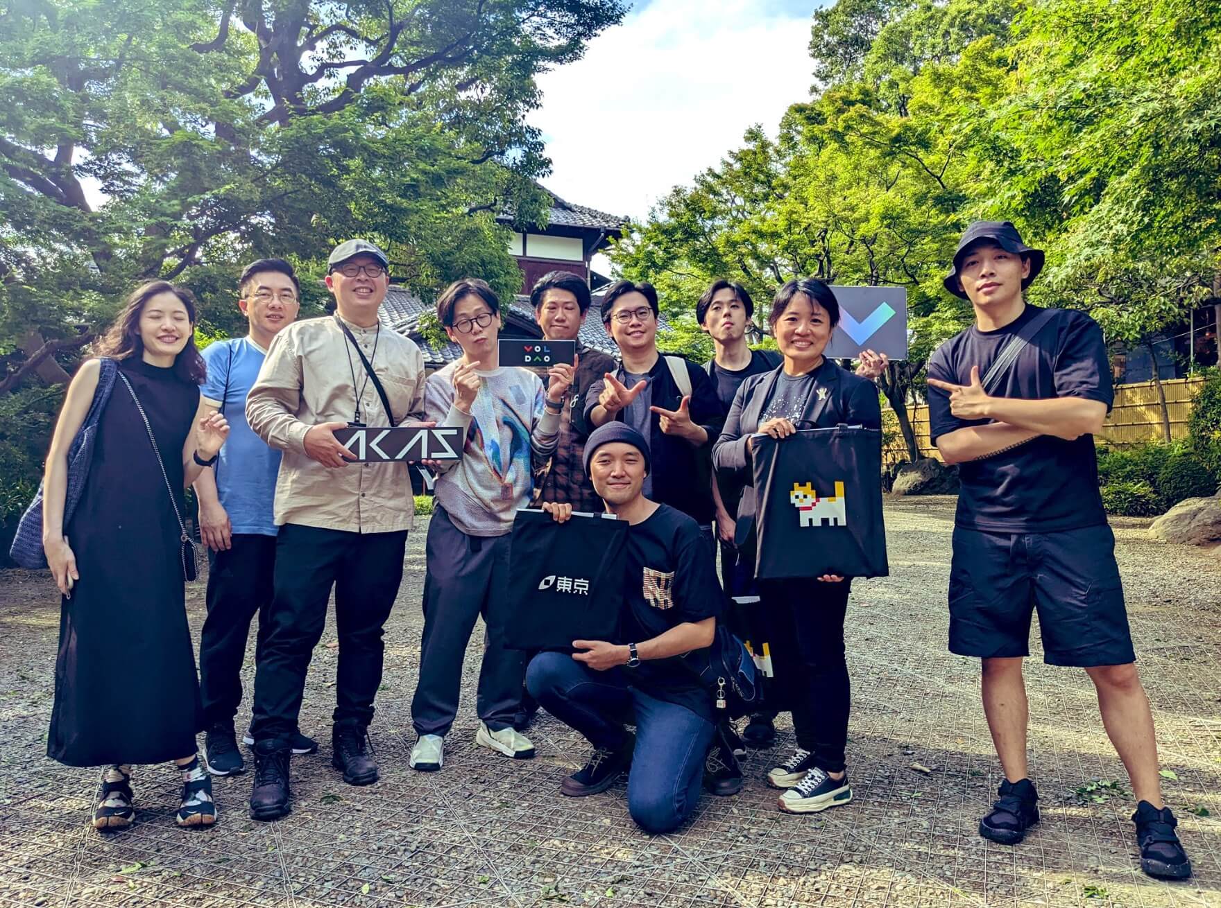 2023年，眾聲道與akaSwap多人前往參與Bright Moments Tokyo，左四為高尾俊介。（照片取自高尾的社群媒體）