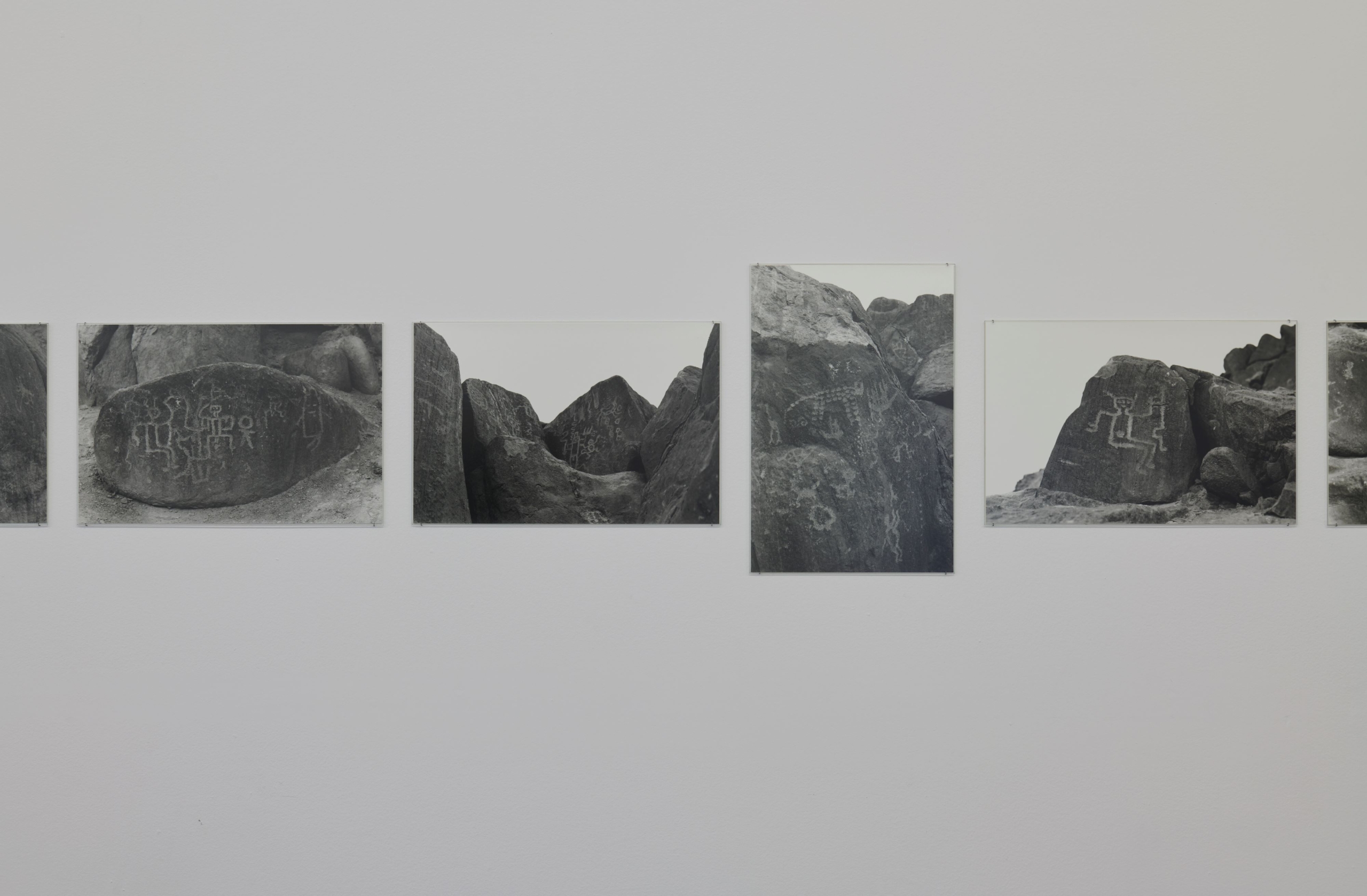 路易吉．貝爾特拉姆， 《胡安科爾，17小時，影像的出現》（Huancor, 17h, apparition des images），31幅黑白銀鹽印刷作品，le Crédac製作，2024。（攝影／Marc Domage 、le Créda…