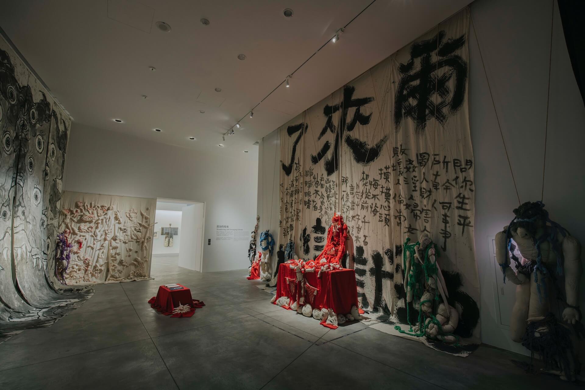 2022年「亞洲的地獄與幽魂」特展入口處顏忠賢的作品《地獄變相》。（臺南市美術館提供）
