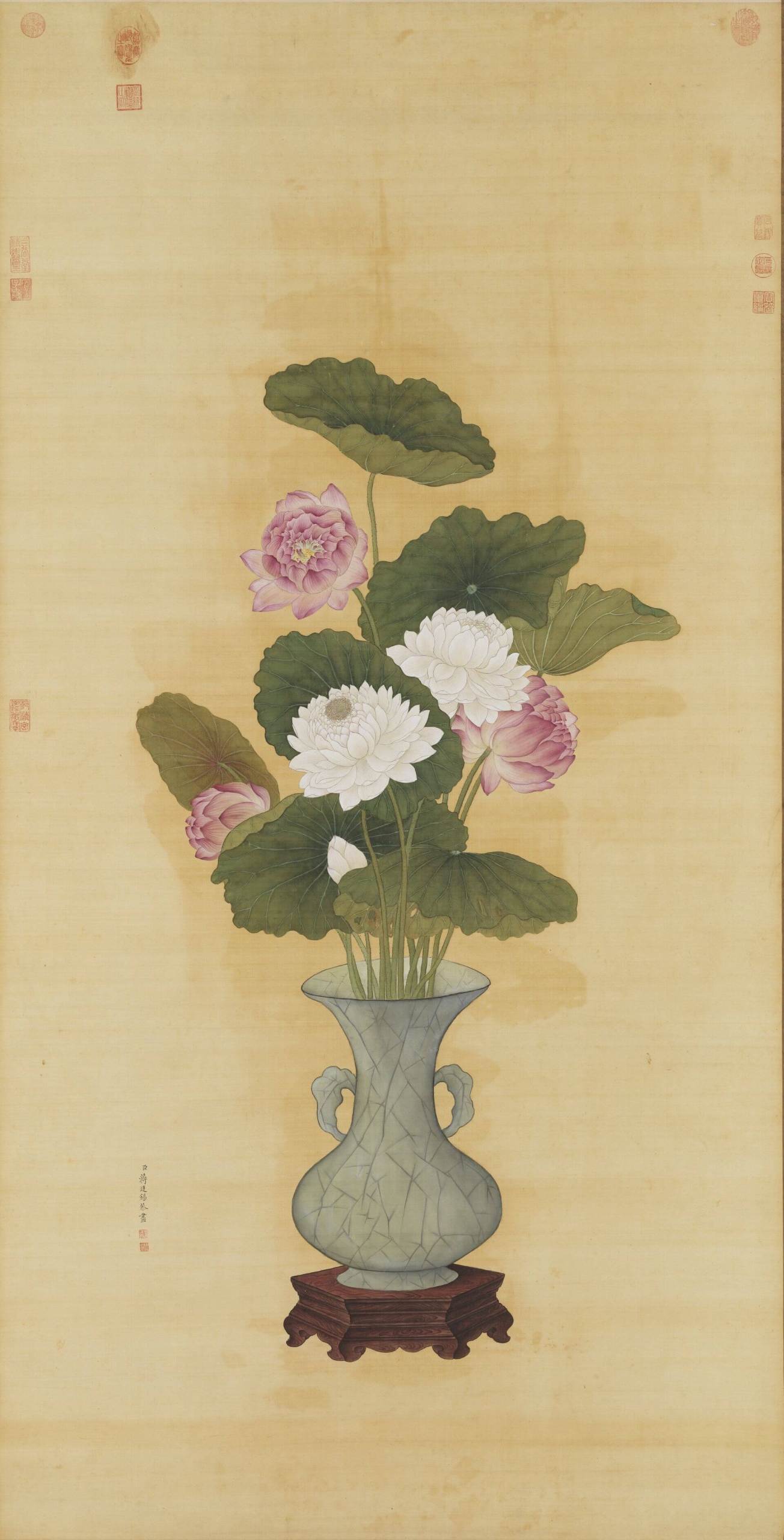 清 蔣廷錫 《畫瓶蓮》，絹本設色，171.3×88公分，國立故宮博物院藏。（©國立故宮博物院）
