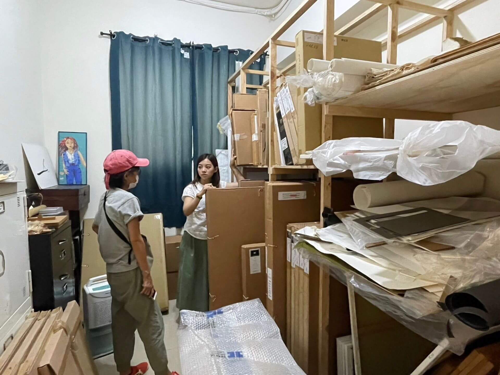 在雅慧的林口工作室一同整理作品庫存，2022。（圖片提供：蕭湘耘）