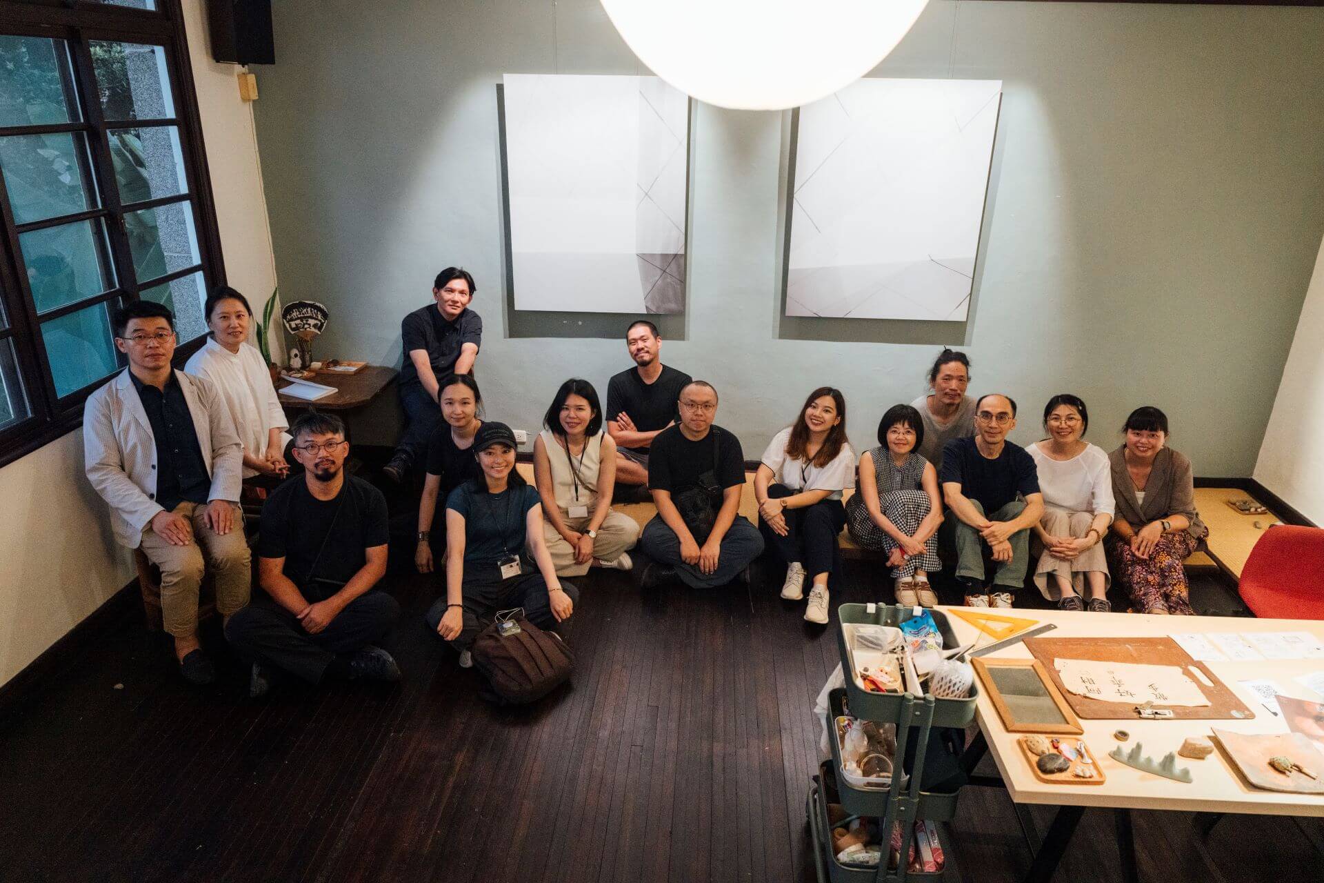 王雅慧《筆記》新書發表會參與人員，由左至右為：沈裕昌、朱貽安、林冠名、沈伯丞、王韓芳、蕭湘耘、楊佩璇、凌瑋隆、潘彥安、朱莉安、王品驊、陳淑強、劉行一、劉行中、劉明真，2024/07/07。（圖片提供：王雅慧工作室，攝影／Mike Sung）