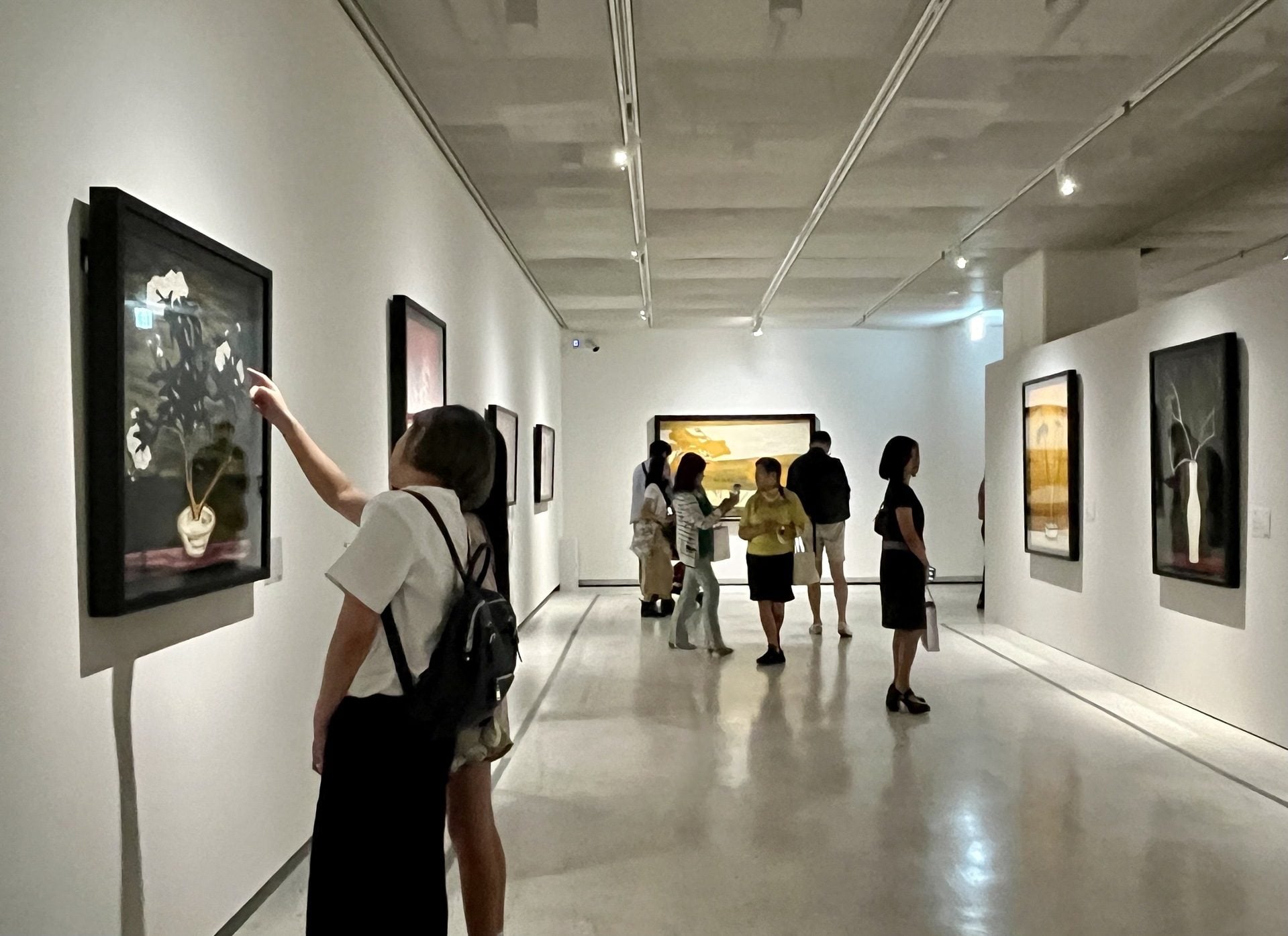 「他者．他方：常玉與旅法藝術家的巴黎跫音」展品吸引觀眾駐足欣賞討論。（本刊資料室）