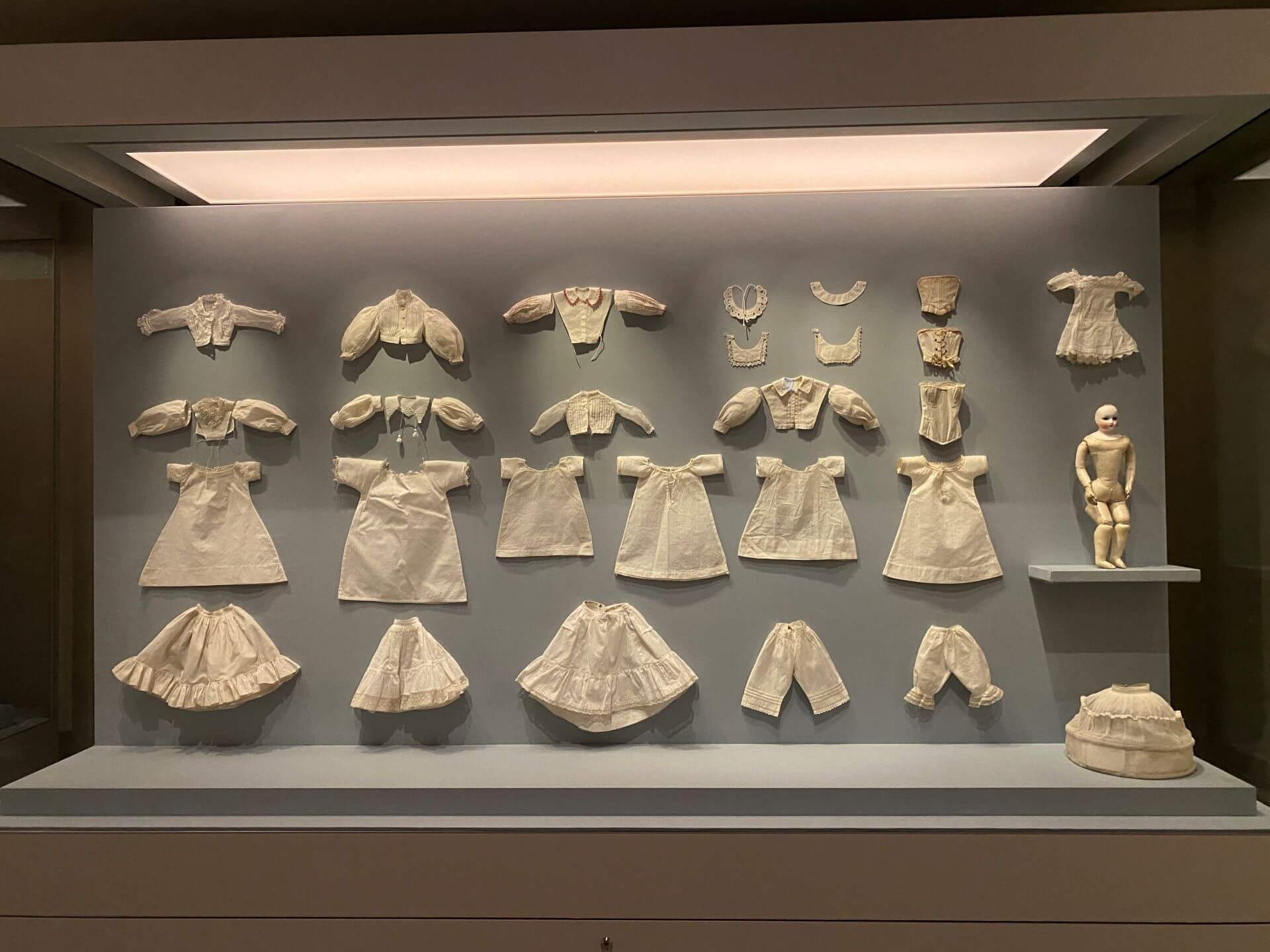 箱子裝着可供玩偶替換的服飾,是1860年代流行及優雅時裝的寫照,既有罩衫、緊身胸衣、長褲、襯裙、長裙、鞋襪和 帽子,又有披肩、手帕、手套和其他物品。(攝影/朱佑霖)