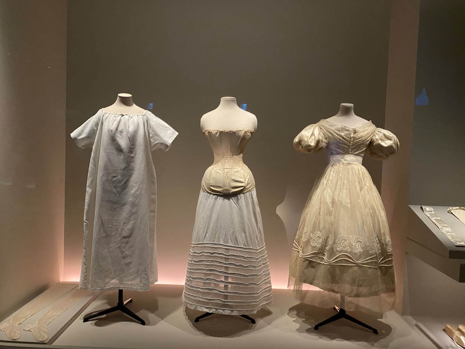 約1830年代女性服飾,左至右:罩衫、緊身胸衣及襯裙、長裙。(攝影/朱佑霖)