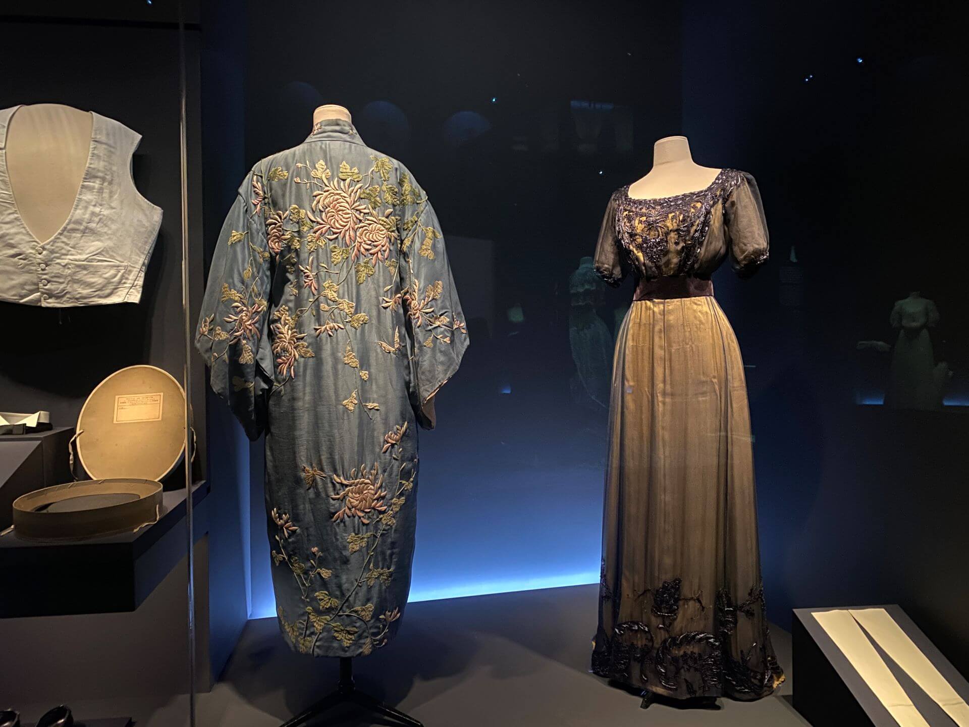 20世紀初日本和服風靡全歐洲,日本元素也被融入女裝設計中,出現腰帶、翻領、和風外袍等。左:和服,約1910-1919。右:長裙,約1910。(攝影/朱佑霖)