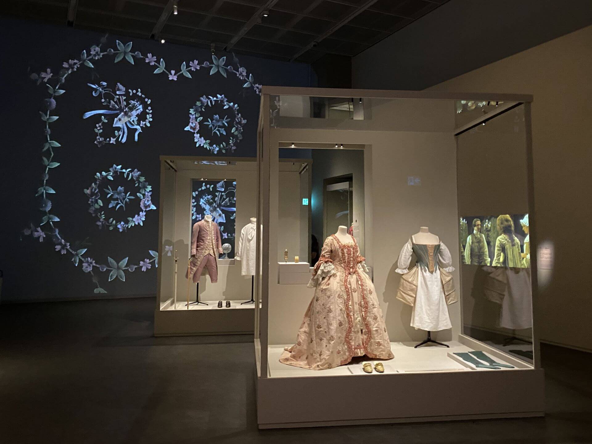 香港故宮「法國百年時尚」特展展場風景。(攝影/朱佑霖)