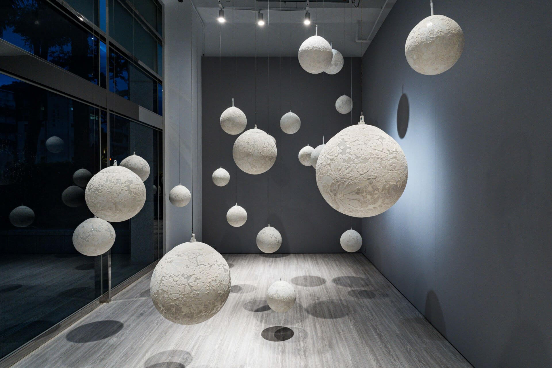 這次大卷除了帶來嶄新的展覽概念『運動態』，也在畫廊的Project Room展出《迴響系列：水晶計畫》，作為此展覽面向觀眾的第一道風景和視覺索引。《迴響 水晶計畫》，修正液、石英粉末、玻璃球，2010年。（安卓藝術提供，攝影／Choc Ca…