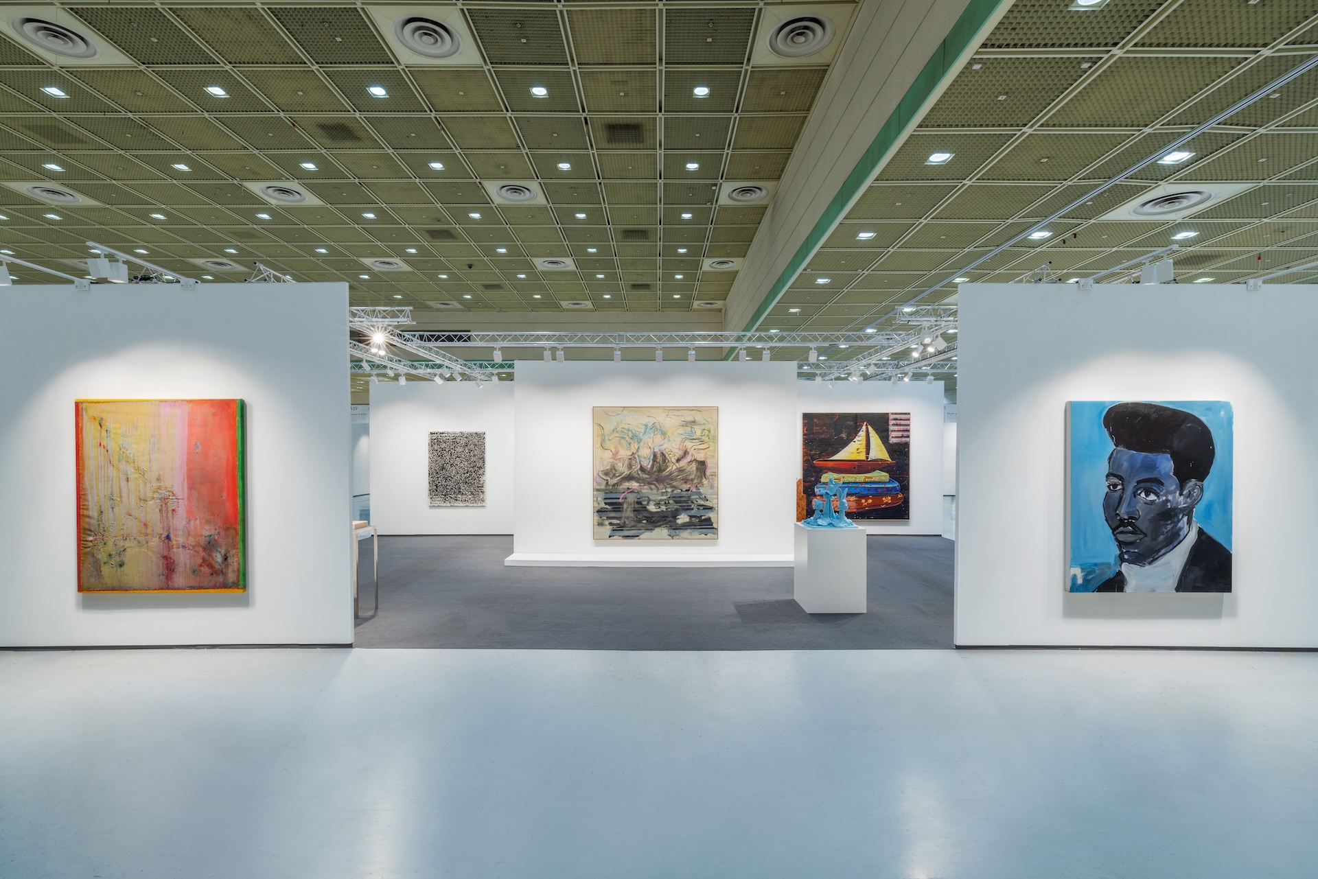 豪瑟沃斯畫廊展位一隅，在展會首日已有十多件作品售出。（圖／Hauser & Wirth）