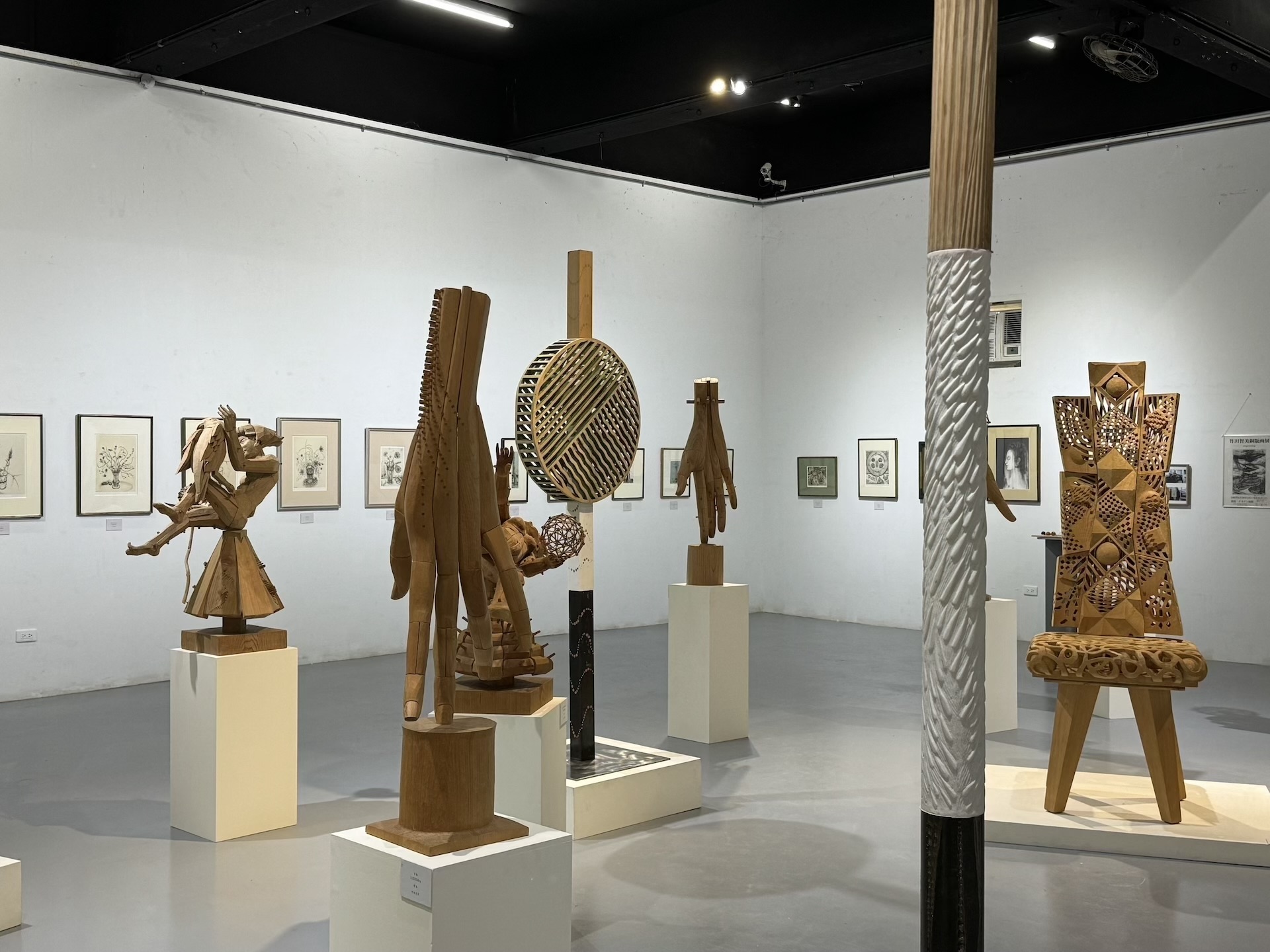 國立臺灣藝術大學邀請竹田光幸與竹田智美舉辦雙人展，為竹田光幸第二次於臺灣展出。圖為「竹田光幸 × 竹田智美 雙人展」展出現場。（攝影／李京樺）