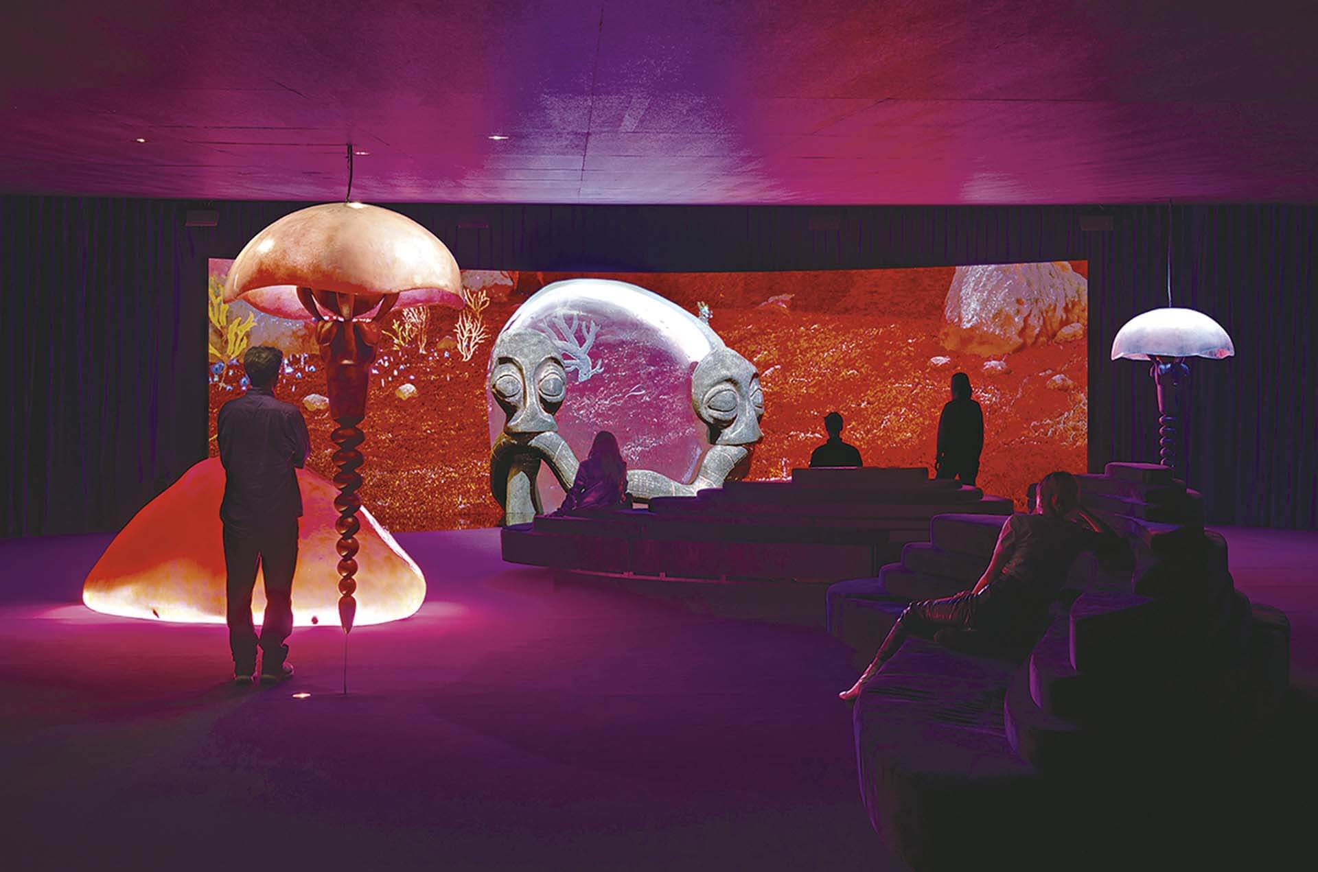 在恩賈姆的蒙太奇影像作品中水和海洋無處不在，透過海洋生物影像如軟體動物、章魚等，與有機玻璃、樹脂等半「透明」材料等選擇，形成透明與模糊半透明的視覺效果。（© ADAGP，Paris， 2024，攝影／Andrea Rossetti）