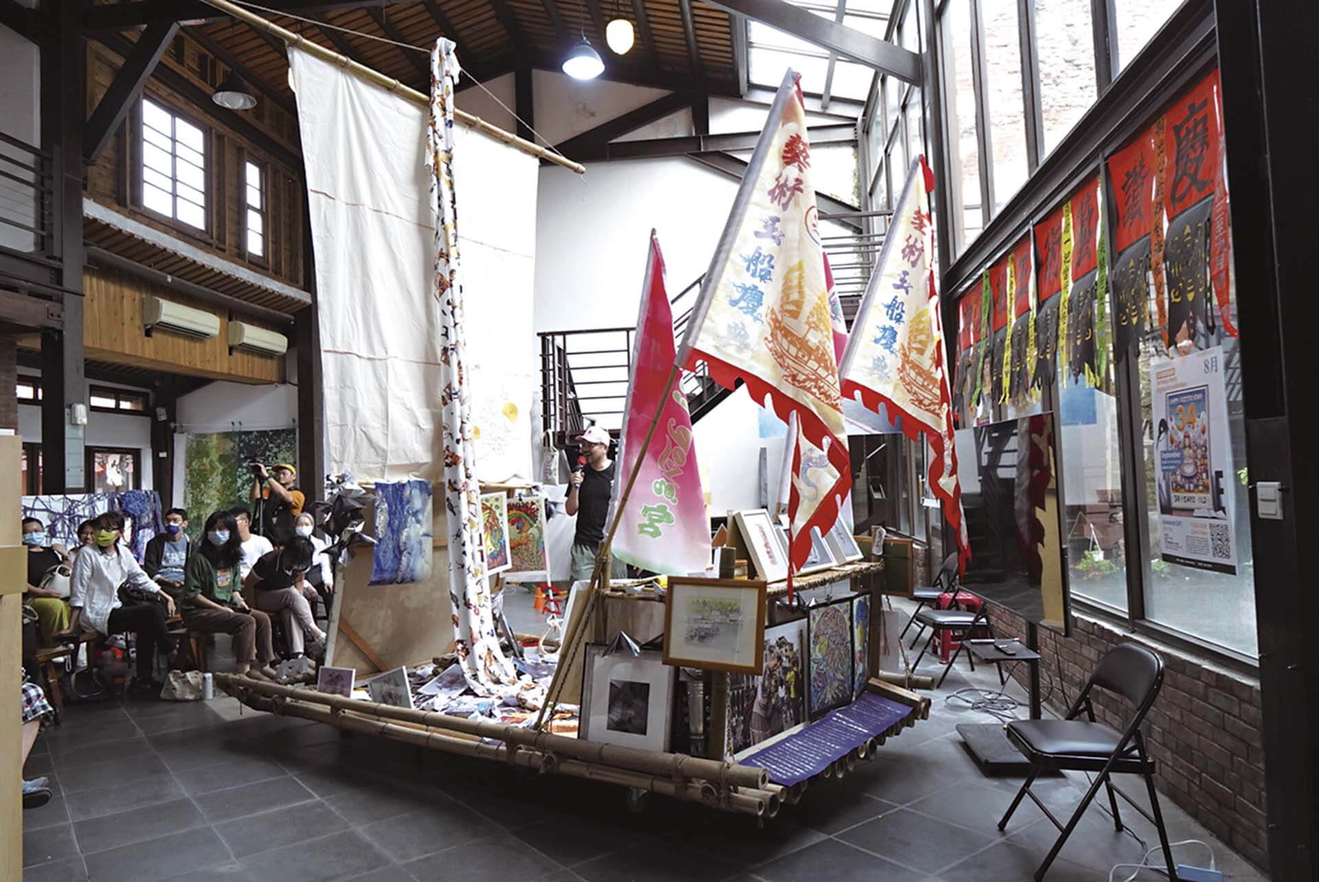 由藝術家陳呈毓製作的船於「藝術王船慶典」展場。（攝影／陳晞）