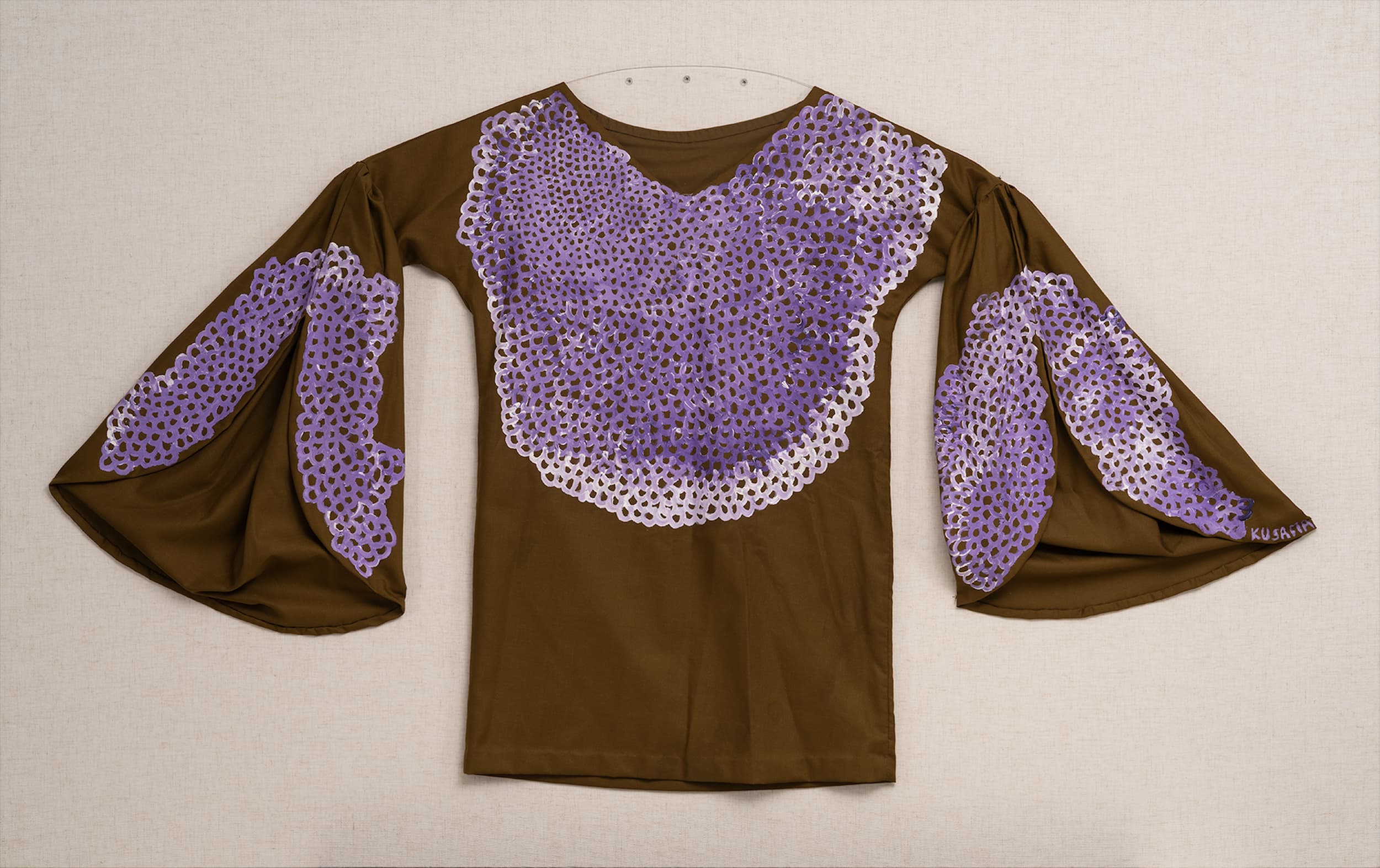 草間彌生,《無題(彩繪上衣)》,1968,60.0 × 160.0 cm,油彩、布。(W Collection,北師美術館提供)