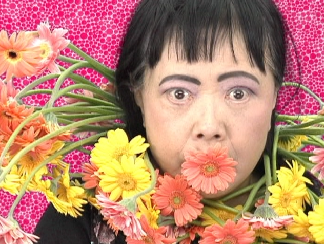 草間彌生,《花強迫(非洲菊)》,1999,1’21″,彩色錄像、無聲,藝術家自藏。(北師美術館提供)