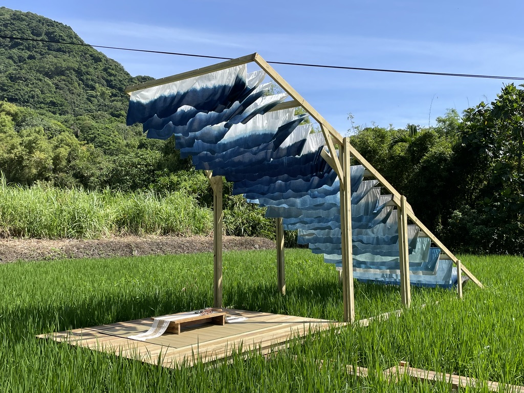 「山海同坐」一作在位於復興部落居高臨下的面海梯田，搭建一處茶席空間。攝影／呂佩怡。