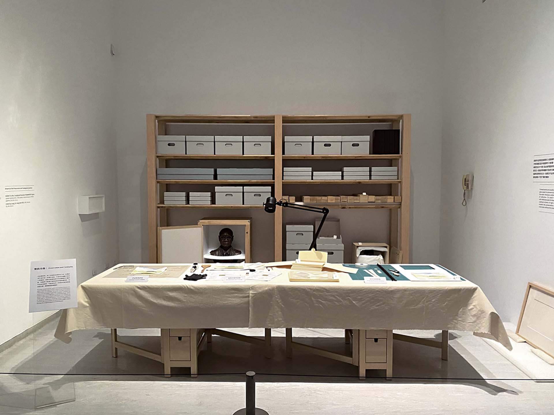 國美館「致未來世代的美術史」一展的修復展區中，完整呈現一件藝術品入庫典藏後所經歷登錄、檢視、清潔、修復、分類、上架等系統化保存及修復過程。 （攝影／嚴瀟瀟 ）