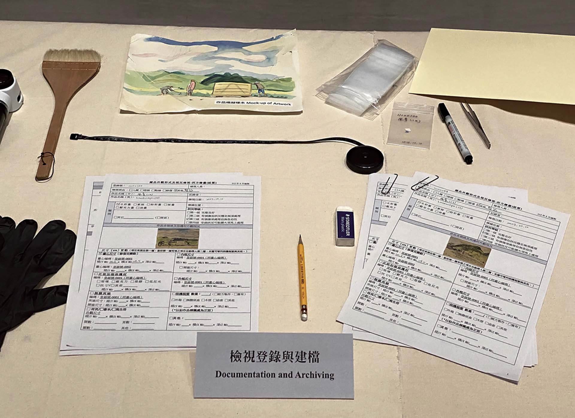 國美館「致未來世代的美術史」一展的修復展區中展示作品外觀形式及現況檢視所用表格。（攝影／嚴瀟瀟 ）